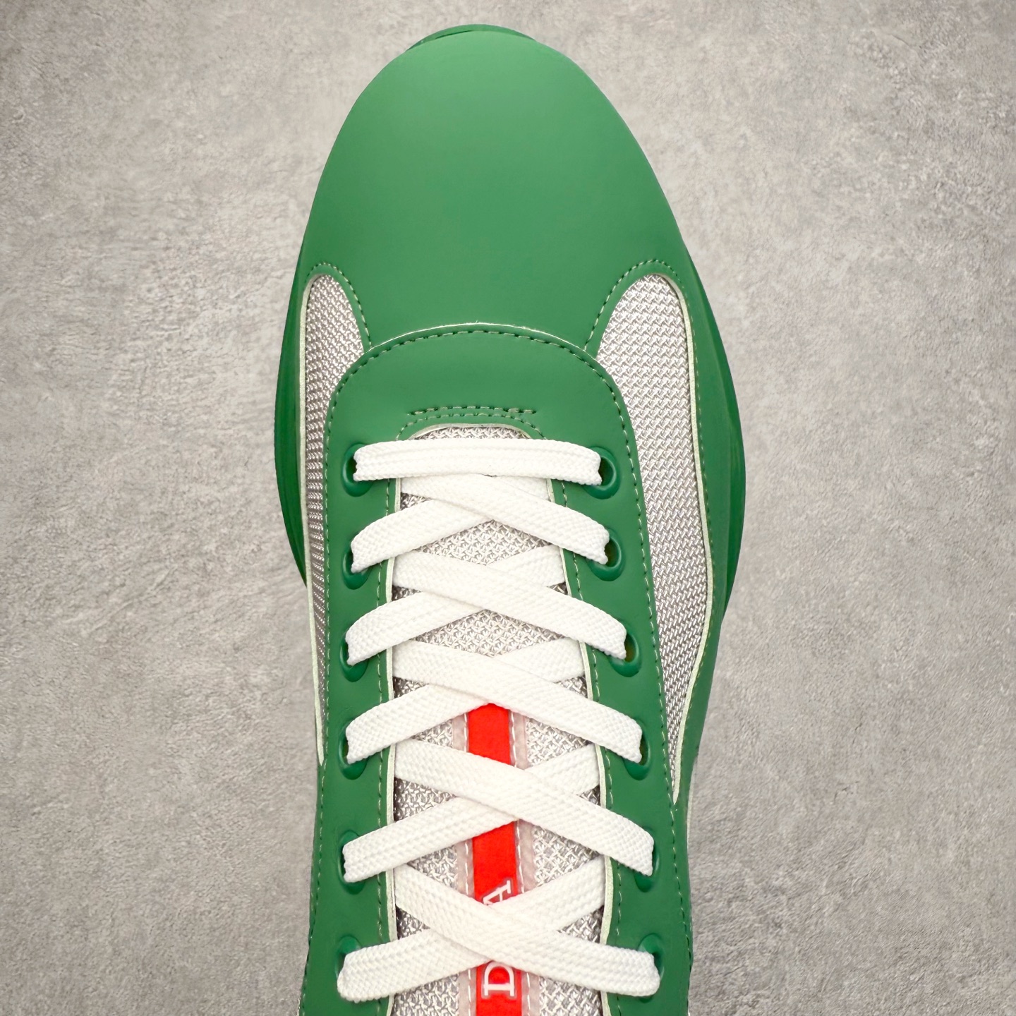 图片[4]-Prada America\’s Cup 普拉达 运动鞋经过重新设计 全新面料和颜色为它注入新的当代精神 这款航海风系带运动鞋 最初在上世纪90年代为LunaRossa船员设计 现在以彩色橡胶和Bike织物重新演绎 Prada LineaRossa徽标彰显经典态度 尺码：36 37 38 39 40 41 42 43 44 45 46 47-选品中心