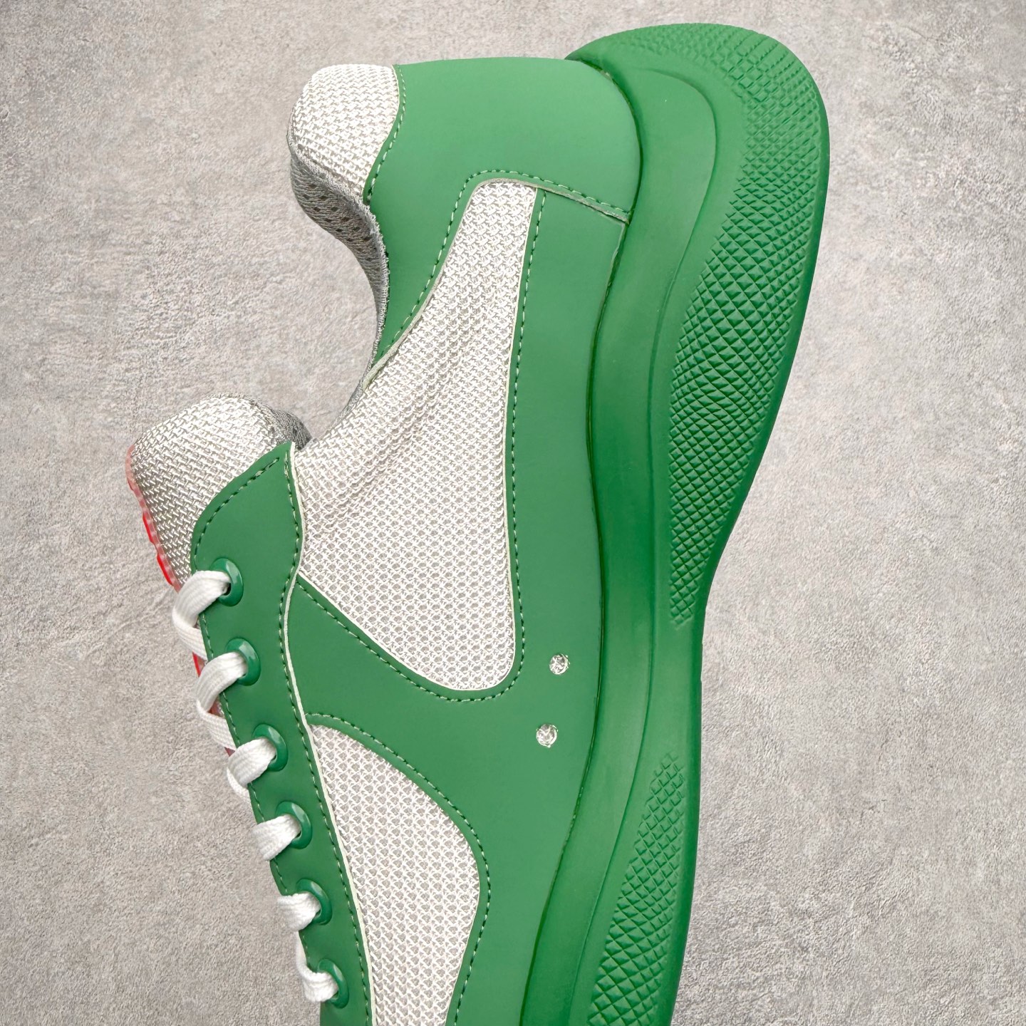 图片[7]-Prada America\’s Cup 普拉达 运动鞋经过重新设计 全新面料和颜色为它注入新的当代精神 这款航海风系带运动鞋 最初在上世纪90年代为LunaRossa船员设计 现在以彩色橡胶和Bike织物重新演绎 Prada LineaRossa徽标彰显经典态度 尺码：36 37 38 39 40 41 42 43 44 45 46 47-选品中心