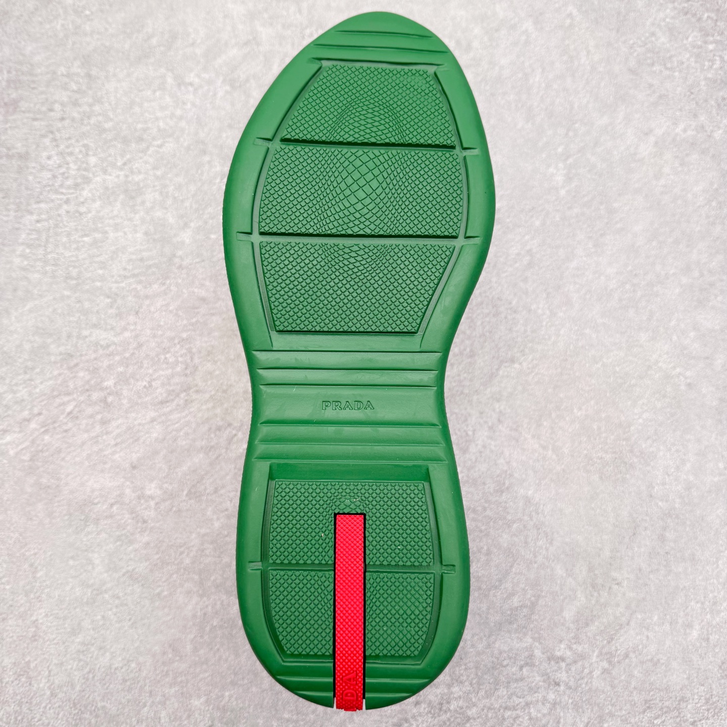 图片[9]-Prada America\’s Cup 普拉达 运动鞋经过重新设计 全新面料和颜色为它注入新的当代精神 这款航海风系带运动鞋 最初在上世纪90年代为LunaRossa船员设计 现在以彩色橡胶和Bike织物重新演绎 Prada LineaRossa徽标彰显经典态度 尺码：36 37 38 39 40 41 42 43 44 45 46 47-选品中心