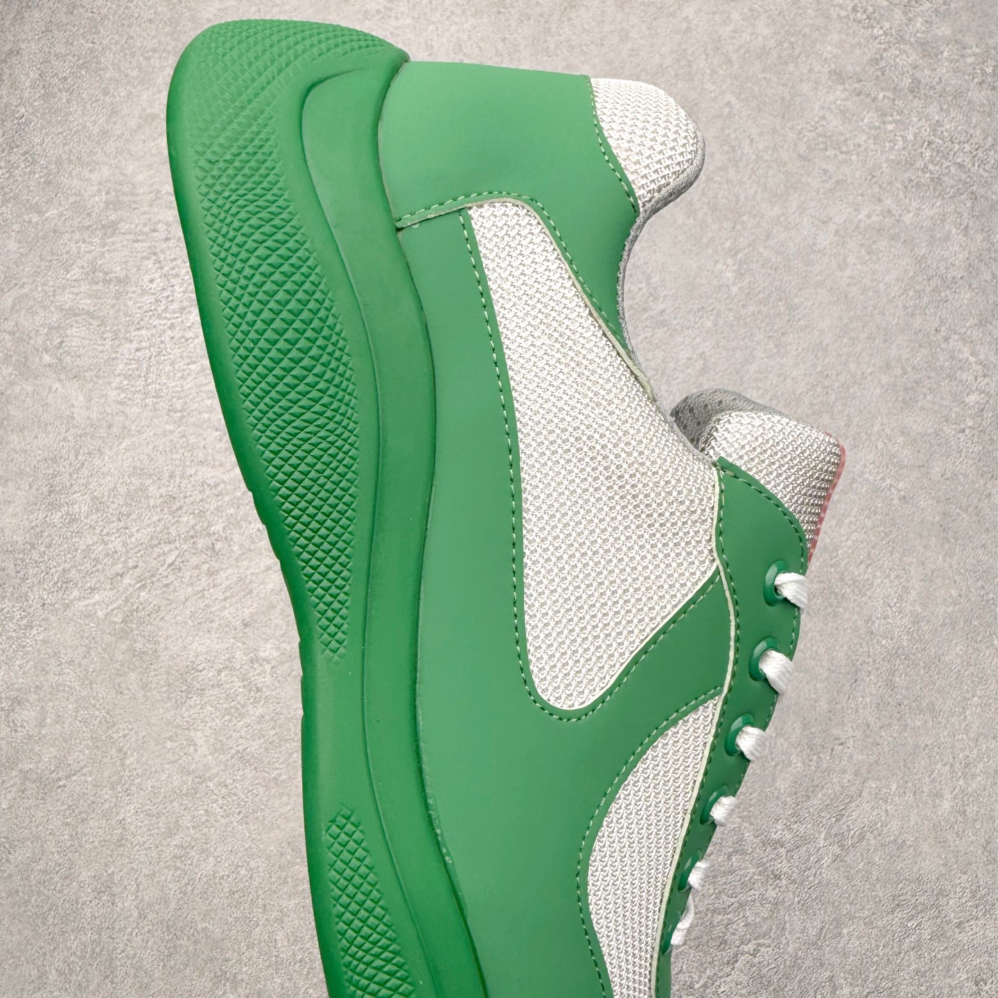 图片[6]-Prada America\’s Cup 普拉达 运动鞋经过重新设计 全新面料和颜色为它注入新的当代精神 这款航海风系带运动鞋 最初在上世纪90年代为LunaRossa船员设计 现在以彩色橡胶和Bike织物重新演绎 Prada LineaRossa徽标彰显经典态度 尺码：36 37 38 39 40 41 42 43 44 45 46 47-选品中心