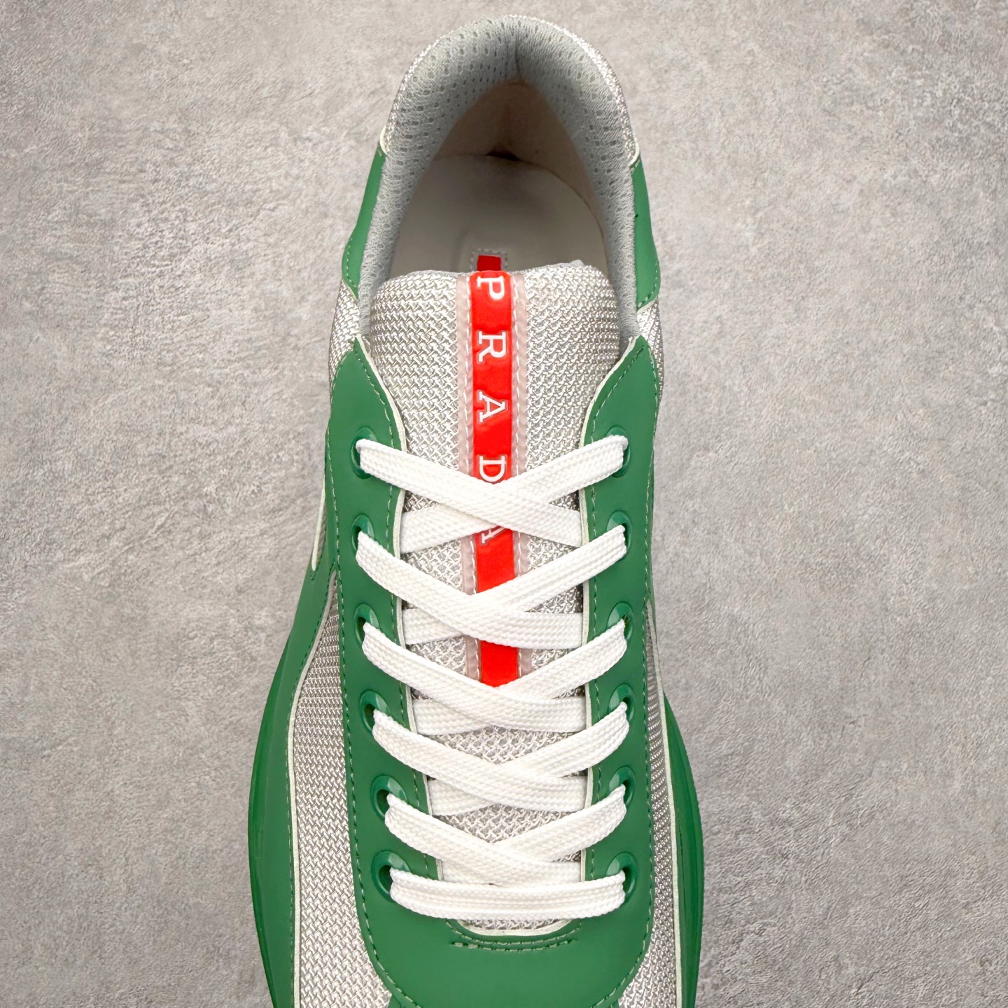 图片[5]-Prada America\’s Cup 普拉达 运动鞋经过重新设计 全新面料和颜色为它注入新的当代精神 这款航海风系带运动鞋 最初在上世纪90年代为LunaRossa船员设计 现在以彩色橡胶和Bike织物重新演绎 Prada LineaRossa徽标彰显经典态度 尺码：36 37 38 39 40 41 42 43 44 45 46 47-选品中心