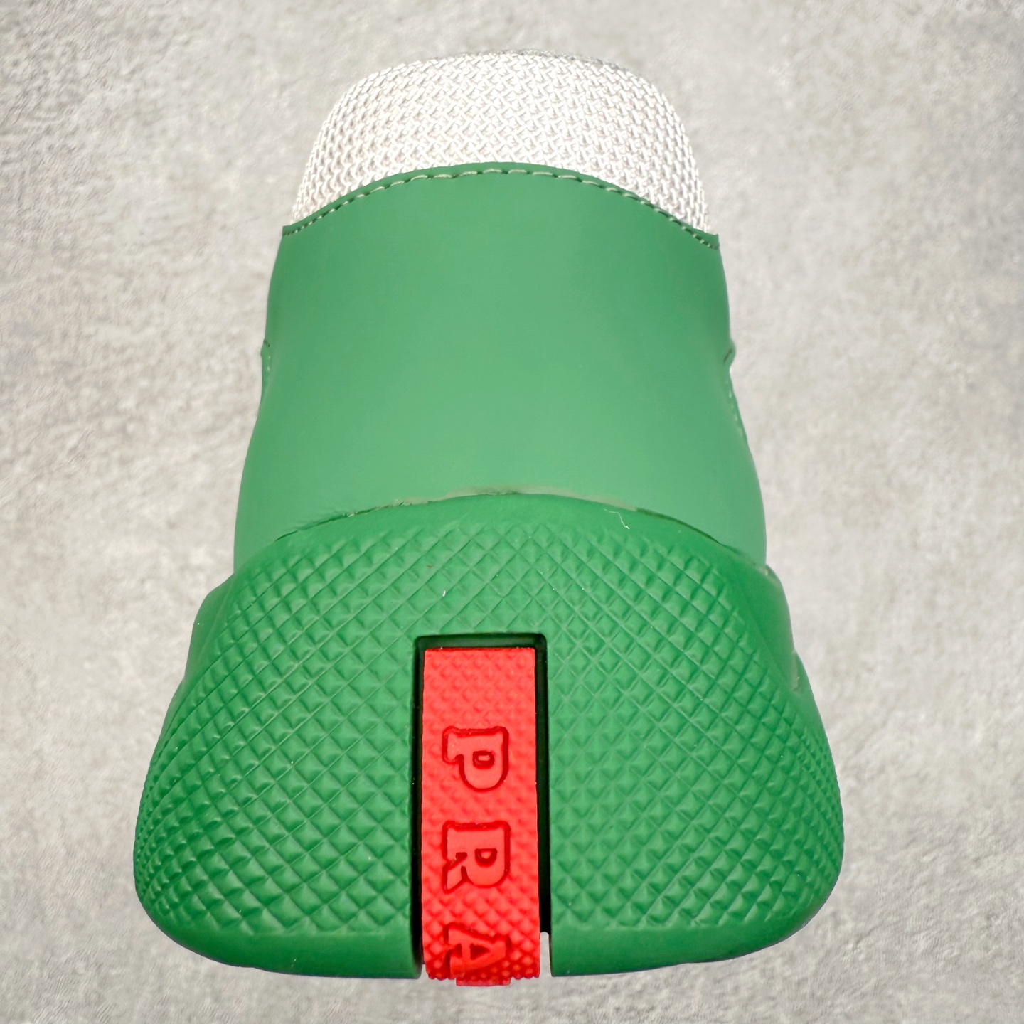 图片[8]-Prada America\’s Cup 普拉达 运动鞋经过重新设计 全新面料和颜色为它注入新的当代精神 这款航海风系带运动鞋 最初在上世纪90年代为LunaRossa船员设计 现在以彩色橡胶和Bike织物重新演绎 Prada LineaRossa徽标彰显经典态度 尺码：36 37 38 39 40 41 42 43 44 45 46 47-选品中心