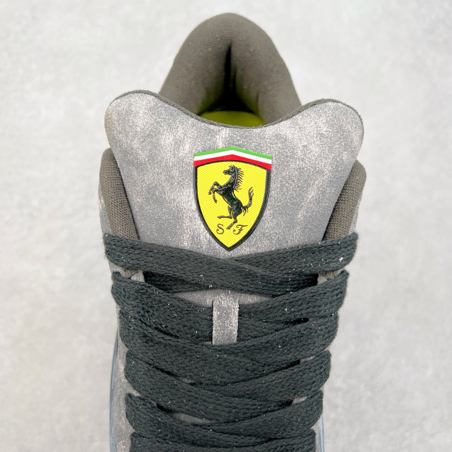 图片[5]-＃C版 PUMA SUEDE XL 彪马新款面包鞋男女同款复古休闲板鞋 赠送一双鞋带 鞋身通体采用细腻的麂皮材质 厚实柔软 质感出众 鞋侧保留PUMA标志性跑道图案 侧面与后跟点缀金属色PUMA LOGO 兼具辨识度与细节感 加厚鞋垫、饱满鞋舌 搭配加宽扁形鞋带 使得穿着感更加贴合与舒适 值得一提的是 本季SUEDE XL鞋款以黑色、红色及蓝色最为瞩目 经典黑的配色 在低调之余可轻松驾驭任何潮流风格造型 而高饱和度的配色 则是当之无愧的早春出街利器。货号： 395205 尺码：36 37 37.5 38 38.5 39 40 40.5 41 42 42.5 43 44 45-选品中心