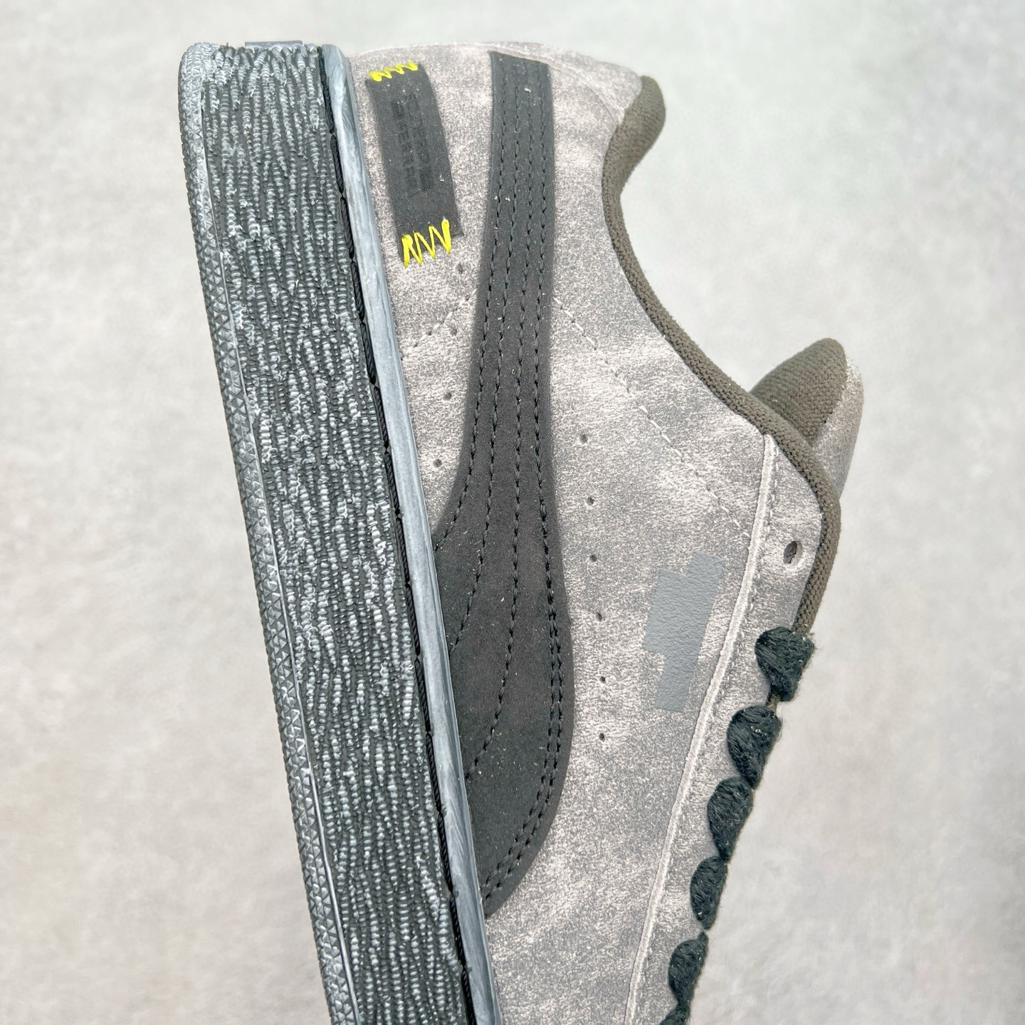 图片[6]-＃C版 PUMA SUEDE XL 彪马新款面包鞋男女同款复古休闲板鞋 赠送一双鞋带 鞋身通体采用细腻的麂皮材质 厚实柔软 质感出众 鞋侧保留PUMA标志性跑道图案 侧面与后跟点缀金属色PUMA LOGO 兼具辨识度与细节感 加厚鞋垫、饱满鞋舌 搭配加宽扁形鞋带 使得穿着感更加贴合与舒适 值得一提的是 本季SUEDE XL鞋款以黑色、红色及蓝色最为瞩目 经典黑的配色 在低调之余可轻松驾驭任何潮流风格造型 而高饱和度的配色 则是当之无愧的早春出街利器。货号： 395205 尺码：36 37 37.5 38 38.5 39 40 40.5 41 42 42.5 43 44 45-选品中心