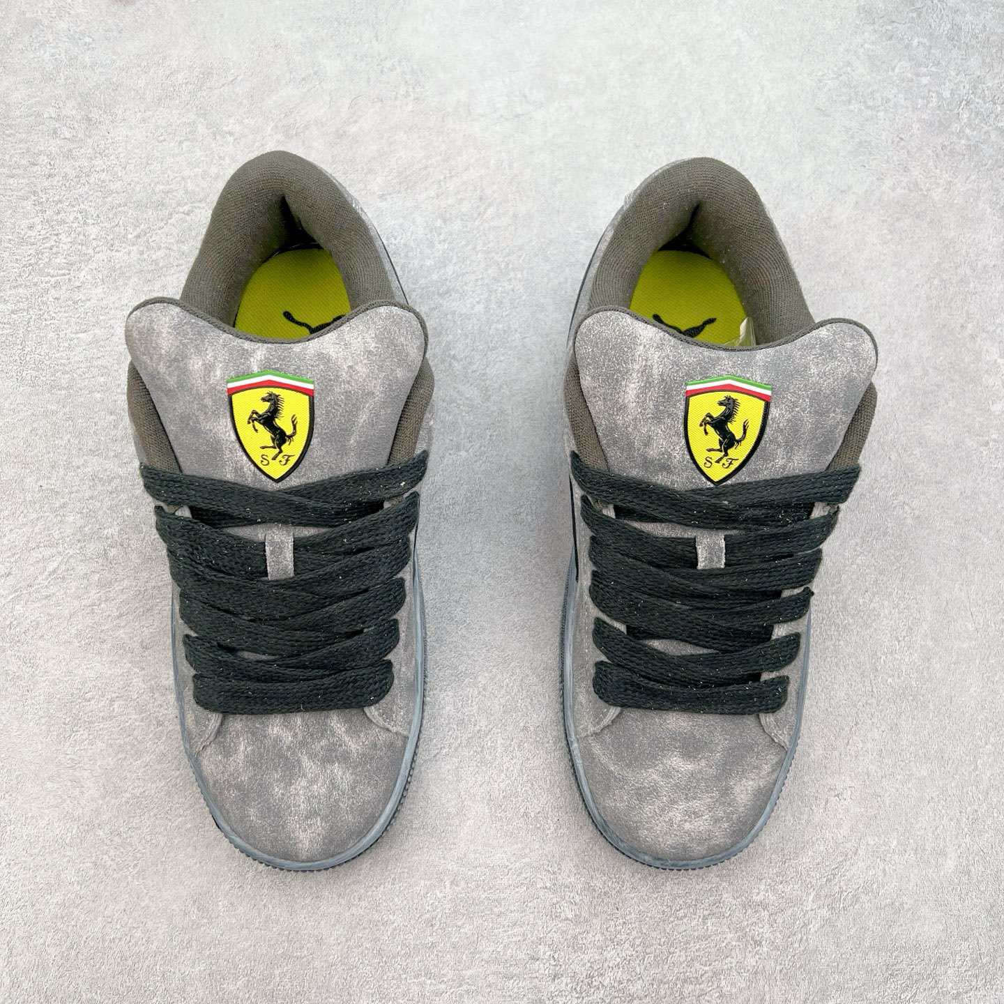 图片[2]-＃C版 PUMA SUEDE XL 彪马新款面包鞋男女同款复古休闲板鞋 赠送一双鞋带 鞋身通体采用细腻的麂皮材质 厚实柔软 质感出众 鞋侧保留PUMA标志性跑道图案 侧面与后跟点缀金属色PUMA LOGO 兼具辨识度与细节感 加厚鞋垫、饱满鞋舌 搭配加宽扁形鞋带 使得穿着感更加贴合与舒适 值得一提的是 本季SUEDE XL鞋款以黑色、红色及蓝色最为瞩目 经典黑的配色 在低调之余可轻松驾驭任何潮流风格造型 而高饱和度的配色 则是当之无愧的早春出街利器。货号： 395205 尺码：36 37 37.5 38 38.5 39 40 40.5 41 42 42.5 43 44 45-选品中心