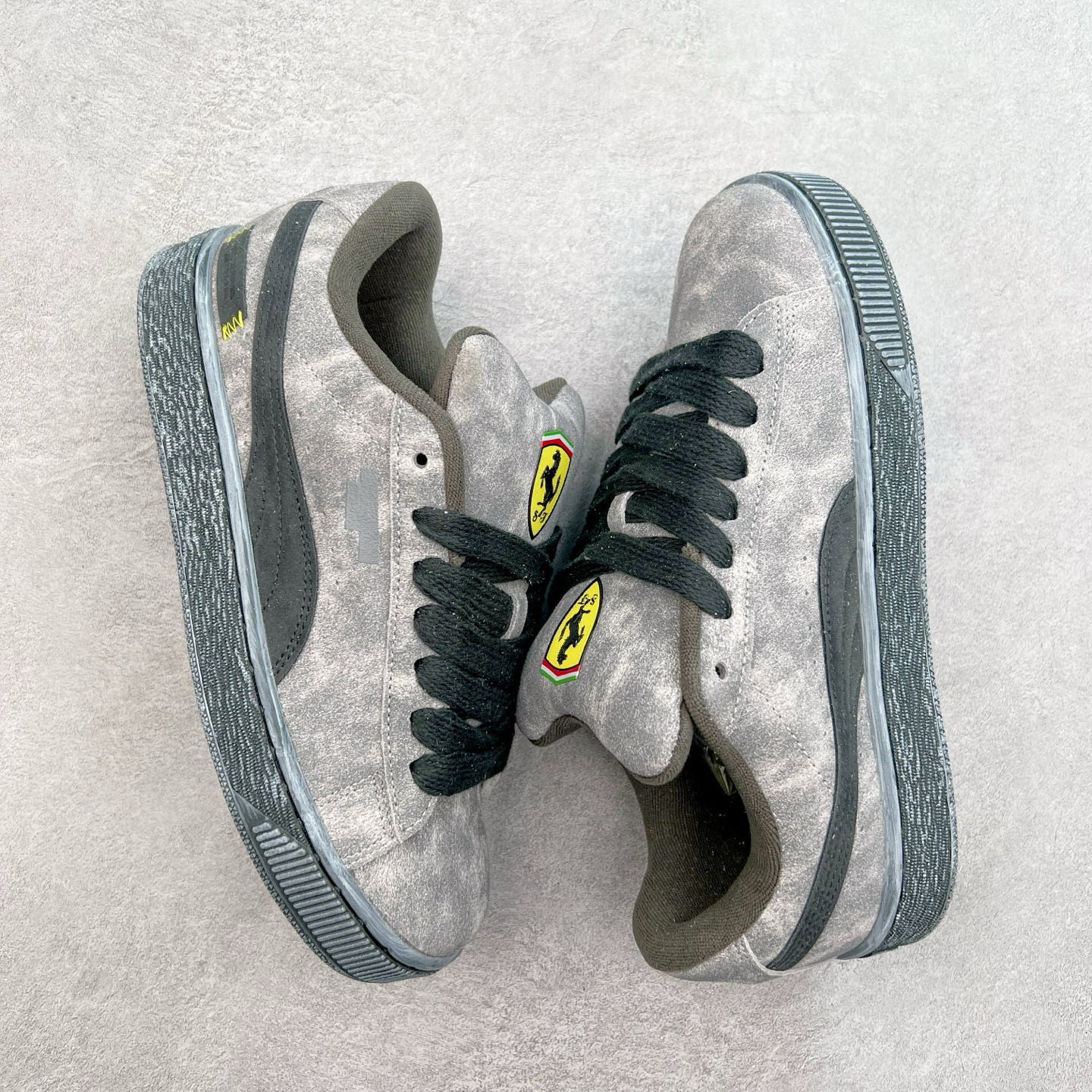 图片[3]-＃C版 PUMA SUEDE XL 彪马新款面包鞋男女同款复古休闲板鞋 赠送一双鞋带 鞋身通体采用细腻的麂皮材质 厚实柔软 质感出众 鞋侧保留PUMA标志性跑道图案 侧面与后跟点缀金属色PUMA LOGO 兼具辨识度与细节感 加厚鞋垫、饱满鞋舌 搭配加宽扁形鞋带 使得穿着感更加贴合与舒适 值得一提的是 本季SUEDE XL鞋款以黑色、红色及蓝色最为瞩目 经典黑的配色 在低调之余可轻松驾驭任何潮流风格造型 而高饱和度的配色 则是当之无愧的早春出街利器。货号： 395205 尺码：36 37 37.5 38 38.5 39 40 40.5 41 42 42.5 43 44 45-选品中心