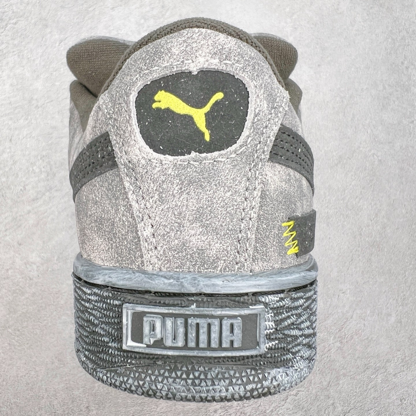 图片[8]-＃C版 PUMA SUEDE XL 彪马新款面包鞋男女同款复古休闲板鞋 赠送一双鞋带 鞋身通体采用细腻的麂皮材质 厚实柔软 质感出众 鞋侧保留PUMA标志性跑道图案 侧面与后跟点缀金属色PUMA LOGO 兼具辨识度与细节感 加厚鞋垫、饱满鞋舌 搭配加宽扁形鞋带 使得穿着感更加贴合与舒适 值得一提的是 本季SUEDE XL鞋款以黑色、红色及蓝色最为瞩目 经典黑的配色 在低调之余可轻松驾驭任何潮流风格造型 而高饱和度的配色 则是当之无愧的早春出街利器。货号： 395205 尺码：36 37 37.5 38 38.5 39 40 40.5 41 42 42.5 43 44 45-选品中心