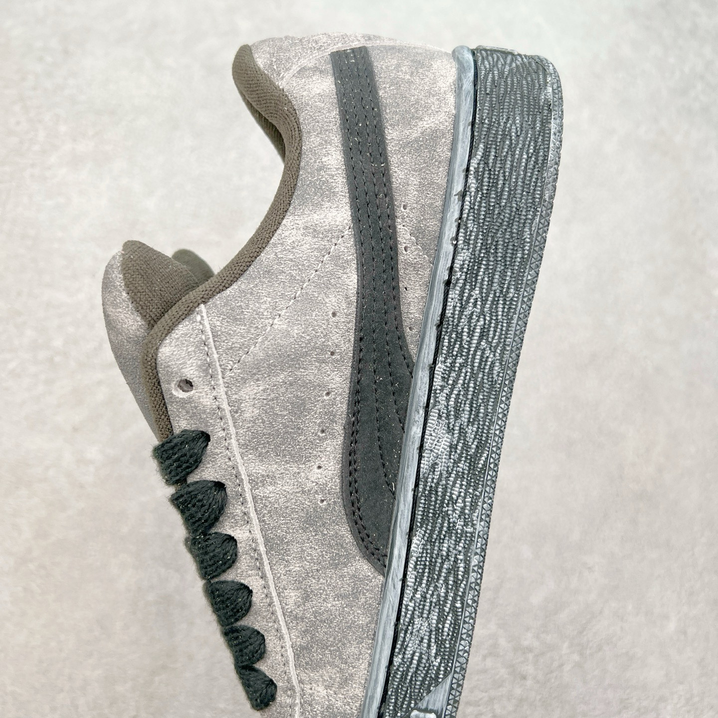 图片[7]-＃C版 PUMA SUEDE XL 彪马新款面包鞋男女同款复古休闲板鞋 赠送一双鞋带 鞋身通体采用细腻的麂皮材质 厚实柔软 质感出众 鞋侧保留PUMA标志性跑道图案 侧面与后跟点缀金属色PUMA LOGO 兼具辨识度与细节感 加厚鞋垫、饱满鞋舌 搭配加宽扁形鞋带 使得穿着感更加贴合与舒适 值得一提的是 本季SUEDE XL鞋款以黑色、红色及蓝色最为瞩目 经典黑的配色 在低调之余可轻松驾驭任何潮流风格造型 而高饱和度的配色 则是当之无愧的早春出街利器。货号： 395205 尺码：36 37 37.5 38 38.5 39 40 40.5 41 42 42.5 43 44 45-选品中心