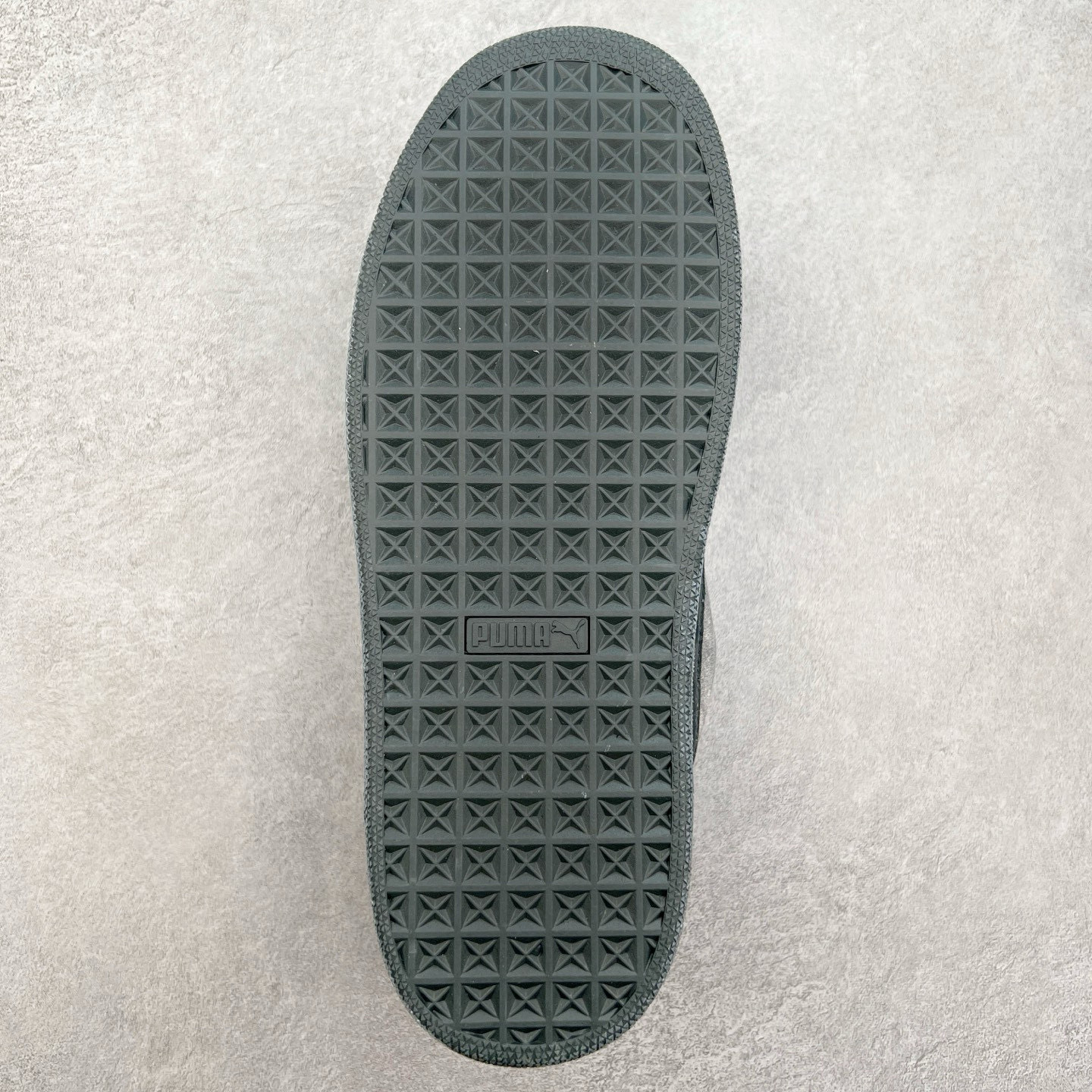 图片[9]-＃C版 PUMA SUEDE XL 彪马新款面包鞋男女同款复古休闲板鞋 赠送一双鞋带 鞋身通体采用细腻的麂皮材质 厚实柔软 质感出众 鞋侧保留PUMA标志性跑道图案 侧面与后跟点缀金属色PUMA LOGO 兼具辨识度与细节感 加厚鞋垫、饱满鞋舌 搭配加宽扁形鞋带 使得穿着感更加贴合与舒适 值得一提的是 本季SUEDE XL鞋款以黑色、红色及蓝色最为瞩目 经典黑的配色 在低调之余可轻松驾驭任何潮流风格造型 而高饱和度的配色 则是当之无愧的早春出街利器。货号： 395205 尺码：36 37 37.5 38 38.5 39 40 40.5 41 42 42.5 43 44 45-选品中心