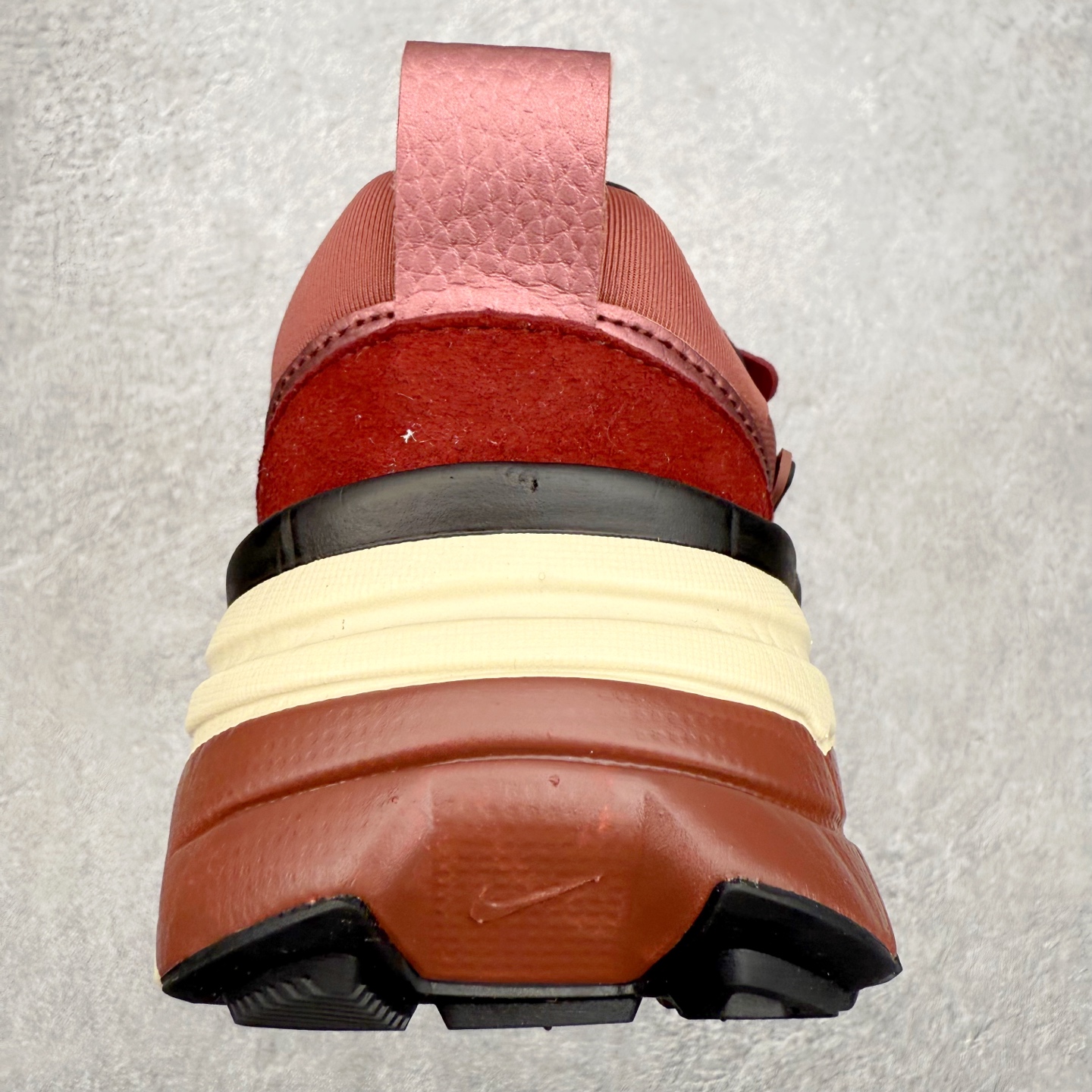 图片[8]-NK V2K Runtekk 减震防滑低帮 复古老爹鞋跑步鞋 FN6703-201 鞋款被命名为 Runtekk 设计上借鉴了 2000 年的跑鞋风格 配色上以金属银为主调 简练又有复古运动气质 材质上使用大面积网眼、皮革、TPU 组成 支撑和透气性肯定不错 中底处由 Cushlon 泡绵打造 保证在压马路时可以提供优秀脚感 并通过一手做旧氧化效果突出复古感 中底造型很容易让大家联想到巴黎世家3XL 增高效果同样不能忽视 尺码：36 36.5 37.5 38 38.5 39 40 40.5 41 42 42.5 43 44 44.5 45-选品中心