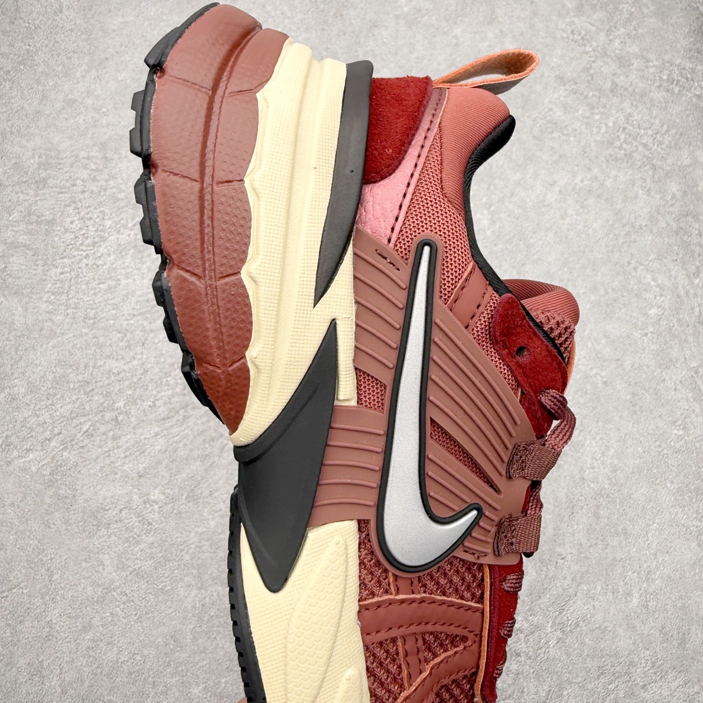 图片[6]-NK V2K Runtekk 减震防滑低帮 复古老爹鞋跑步鞋 FN6703-201 鞋款被命名为 Runtekk 设计上借鉴了 2000 年的跑鞋风格 配色上以金属银为主调 简练又有复古运动气质 材质上使用大面积网眼、皮革、TPU 组成 支撑和透气性肯定不错 中底处由 Cushlon 泡绵打造 保证在压马路时可以提供优秀脚感 并通过一手做旧氧化效果突出复古感 中底造型很容易让大家联想到巴黎世家3XL 增高效果同样不能忽视 尺码：36 36.5 37.5 38 38.5 39 40 40.5 41 42 42.5 43 44 44.5 45-选品中心