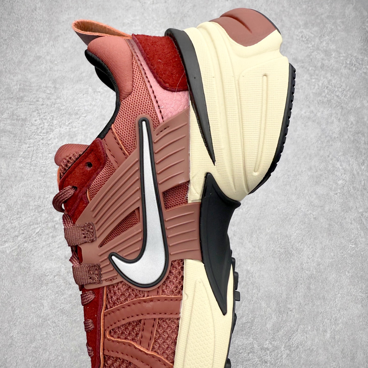 图片[7]-NK V2K Runtekk 减震防滑低帮 复古老爹鞋跑步鞋 FN6703-201 鞋款被命名为 Runtekk 设计上借鉴了 2000 年的跑鞋风格 配色上以金属银为主调 简练又有复古运动气质 材质上使用大面积网眼、皮革、TPU 组成 支撑和透气性肯定不错 中底处由 Cushlon 泡绵打造 保证在压马路时可以提供优秀脚感 并通过一手做旧氧化效果突出复古感 中底造型很容易让大家联想到巴黎世家3XL 增高效果同样不能忽视 尺码：36 36.5 37.5 38 38.5 39 40 40.5 41 42 42.5 43 44 44.5 45-选品中心