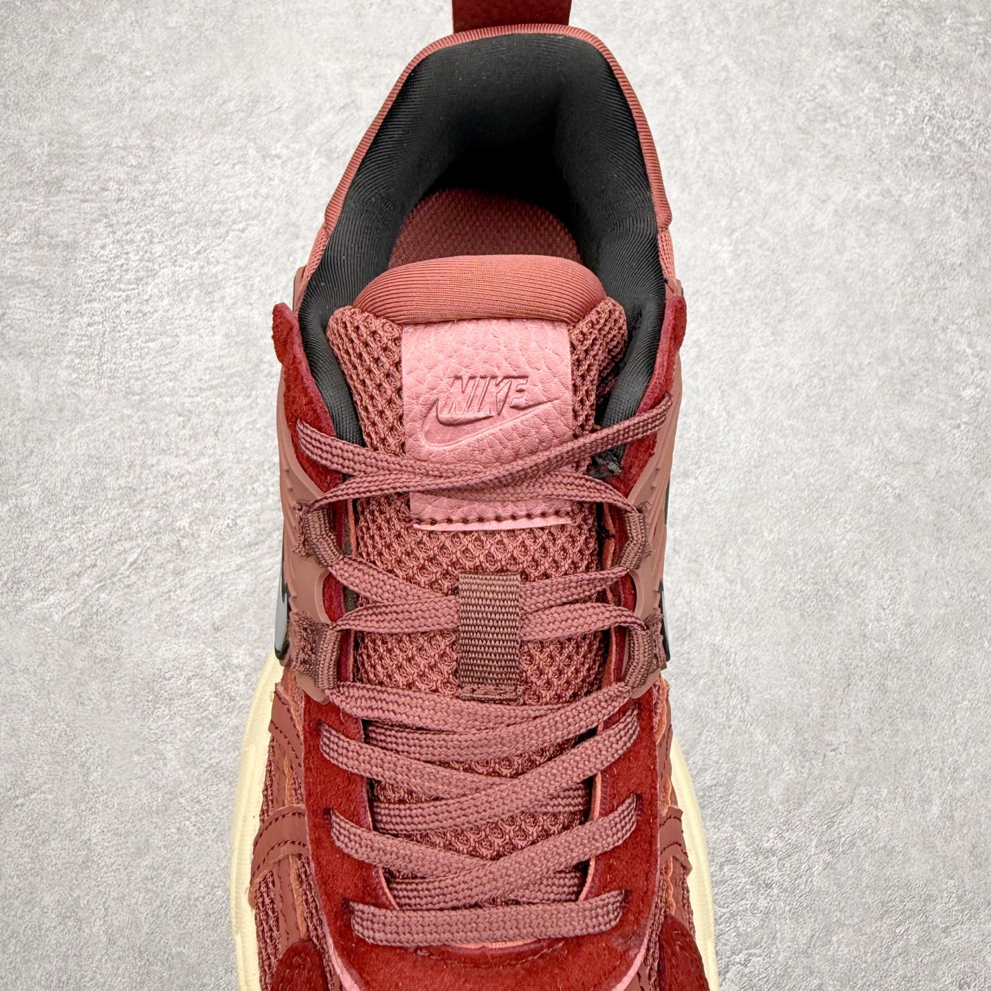 图片[5]-NK V2K Runtekk 减震防滑低帮 复古老爹鞋跑步鞋 FN6703-201 鞋款被命名为 Runtekk 设计上借鉴了 2000 年的跑鞋风格 配色上以金属银为主调 简练又有复古运动气质 材质上使用大面积网眼、皮革、TPU 组成 支撑和透气性肯定不错 中底处由 Cushlon 泡绵打造 保证在压马路时可以提供优秀脚感 并通过一手做旧氧化效果突出复古感 中底造型很容易让大家联想到巴黎世家3XL 增高效果同样不能忽视 尺码：36 36.5 37.5 38 38.5 39 40 40.5 41 42 42.5 43 44 44.5 45-选品中心