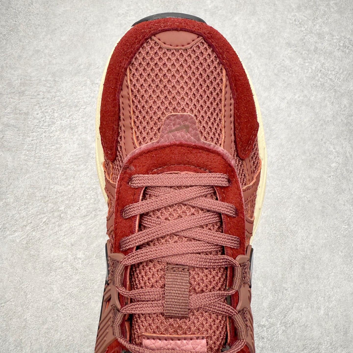 图片[4]-NK V2K Runtekk 减震防滑低帮 复古老爹鞋跑步鞋 FN6703-201 鞋款被命名为 Runtekk 设计上借鉴了 2000 年的跑鞋风格 配色上以金属银为主调 简练又有复古运动气质 材质上使用大面积网眼、皮革、TPU 组成 支撑和透气性肯定不错 中底处由 Cushlon 泡绵打造 保证在压马路时可以提供优秀脚感 并通过一手做旧氧化效果突出复古感 中底造型很容易让大家联想到巴黎世家3XL 增高效果同样不能忽视 尺码：36 36.5 37.5 38 38.5 39 40 40.5 41 42 42.5 43 44 44.5 45-选品中心