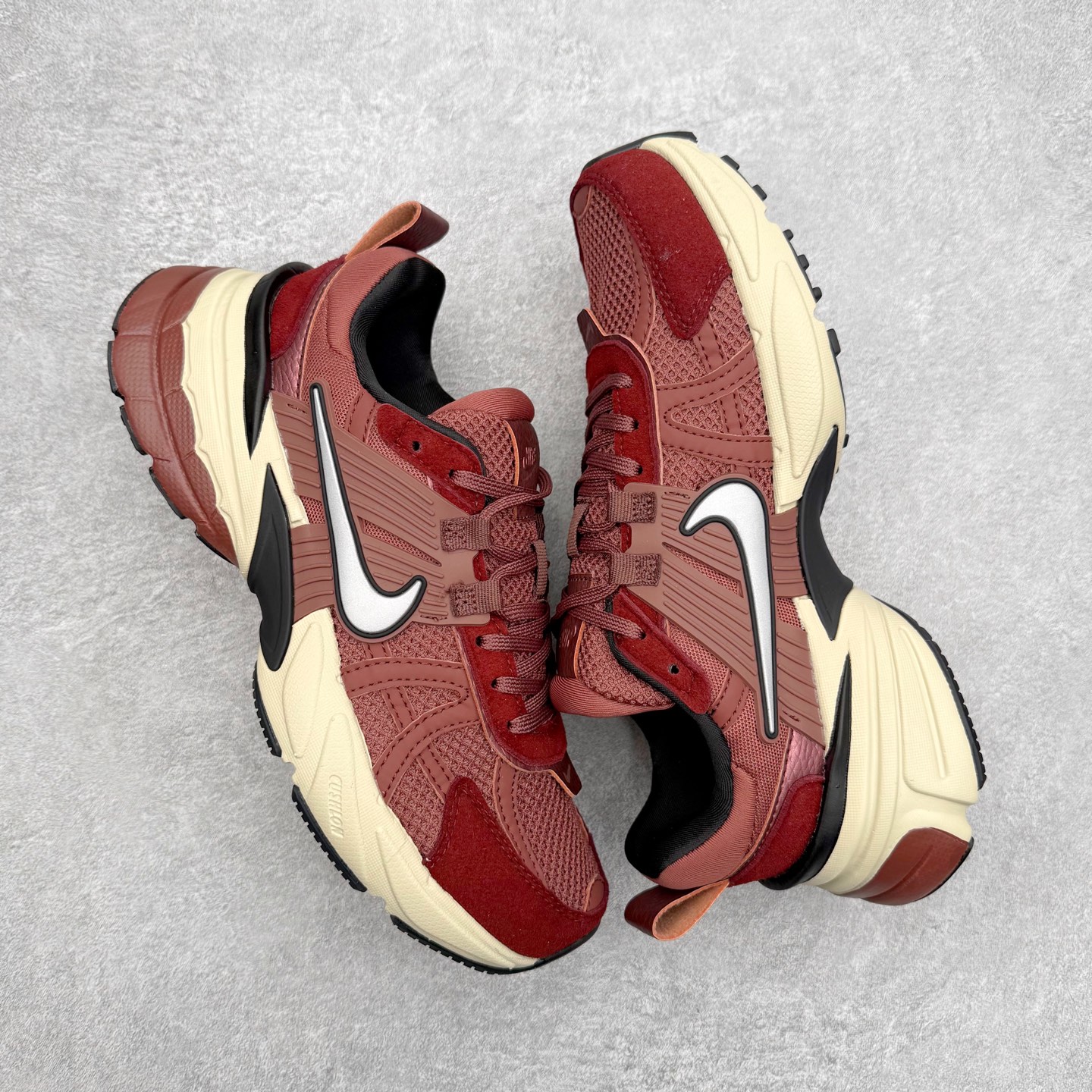 图片[3]-NK V2K Runtekk 减震防滑低帮 复古老爹鞋跑步鞋 FN6703-201 鞋款被命名为 Runtekk 设计上借鉴了 2000 年的跑鞋风格 配色上以金属银为主调 简练又有复古运动气质 材质上使用大面积网眼、皮革、TPU 组成 支撑和透气性肯定不错 中底处由 Cushlon 泡绵打造 保证在压马路时可以提供优秀脚感 并通过一手做旧氧化效果突出复古感 中底造型很容易让大家联想到巴黎世家3XL 增高效果同样不能忽视 尺码：36 36.5 37.5 38 38.5 39 40 40.5 41 42 42.5 43 44 44.5 45-选品中心