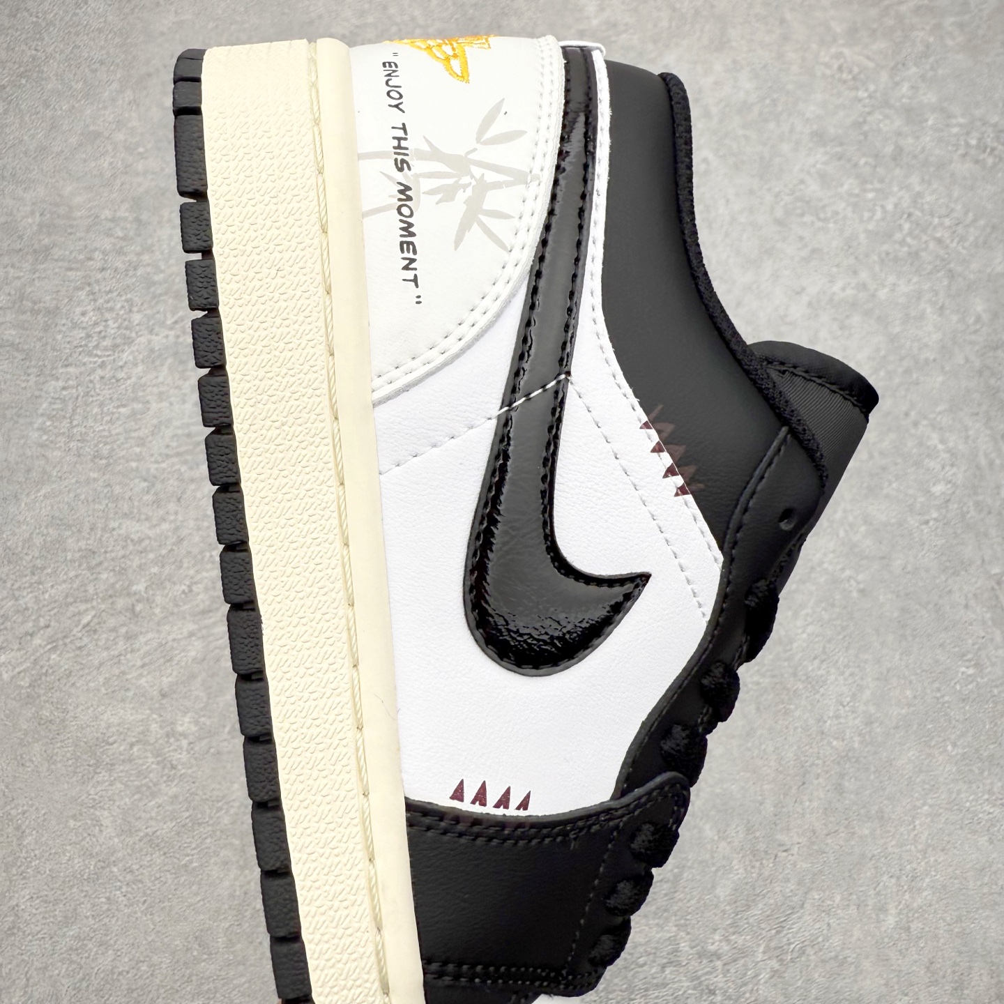 图片[6]-＃K版 Air Jordan AJ1 Low 低帮 553558-040 全新流水线出品 DT版本唯一平替选择 市场第二梯队最强版 全部原鞋开发 原楦原纸板开发 全鞋电脑针车 原厂内置全掌气垫 原盒内在原标 唯一Zp原版鞋带绑法 免检产品 全新2022版型 全头层皮料 完美零毛边处理 原厂配置全掌气垫 价格定位良心 几十个配色陆续出货 实拍调校N版已经零色差零失真 百分百还原实物色彩所见即所得 不存在货不对板色差等低级问题 选购参考实物拍摄 不混卖不参货 只用心做好货严格选品 承诺混一赔十 尺码：36 36.5 37.5 38 38.5 39 40 40.5 41 42 42.5 43 44 44.5 45-选品中心