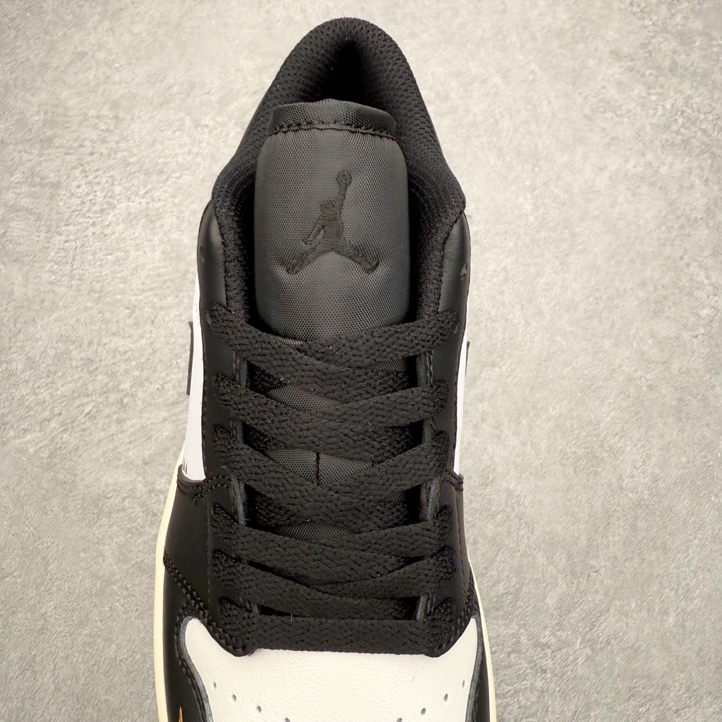 图片[5]-＃K版 Air Jordan AJ1 Low 低帮 553558-040 全新流水线出品 DT版本唯一平替选择 市场第二梯队最强版 全部原鞋开发 原楦原纸板开发 全鞋电脑针车 原厂内置全掌气垫 原盒内在原标 唯一Zp原版鞋带绑法 免检产品 全新2022版型 全头层皮料 完美零毛边处理 原厂配置全掌气垫 价格定位良心 几十个配色陆续出货 实拍调校N版已经零色差零失真 百分百还原实物色彩所见即所得 不存在货不对板色差等低级问题 选购参考实物拍摄 不混卖不参货 只用心做好货严格选品 承诺混一赔十 尺码：36 36.5 37.5 38 38.5 39 40 40.5 41 42 42.5 43 44 44.5 45-选品中心