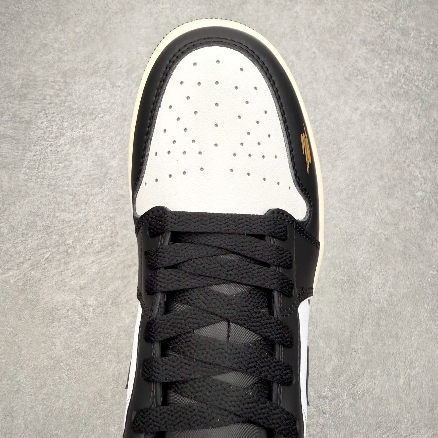 图片[4]-＃K版 Air Jordan AJ1 Low 低帮 553558-040 全新流水线出品 DT版本唯一平替选择 市场第二梯队最强版 全部原鞋开发 原楦原纸板开发 全鞋电脑针车 原厂内置全掌气垫 原盒内在原标 唯一Zp原版鞋带绑法 免检产品 全新2022版型 全头层皮料 完美零毛边处理 原厂配置全掌气垫 价格定位良心 几十个配色陆续出货 实拍调校N版已经零色差零失真 百分百还原实物色彩所见即所得 不存在货不对板色差等低级问题 选购参考实物拍摄 不混卖不参货 只用心做好货严格选品 承诺混一赔十 尺码：36 36.5 37.5 38 38.5 39 40 40.5 41 42 42.5 43 44 44.5 45-选品中心