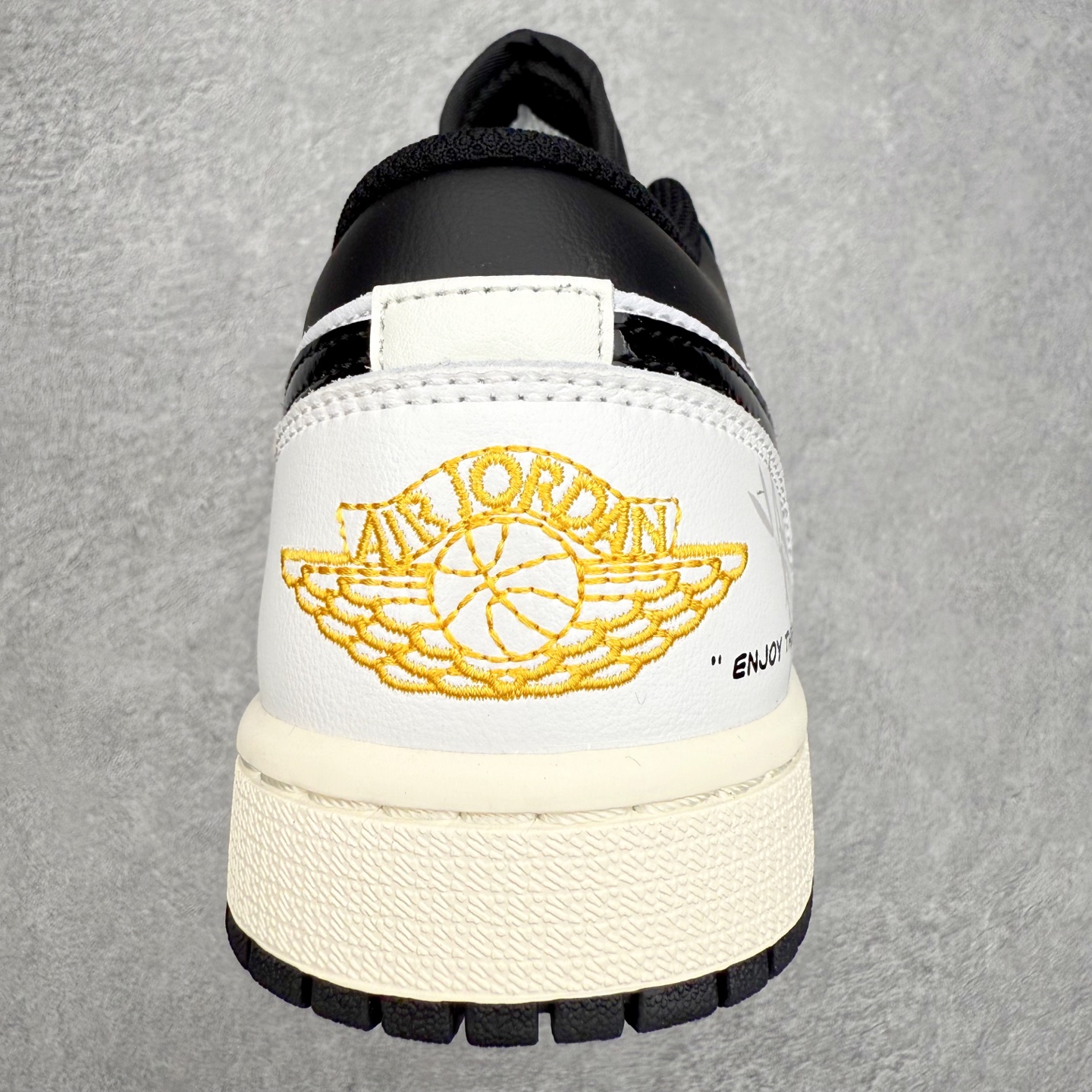 图片[8]-＃K版 Air Jordan AJ1 Low 低帮 553558-040 全新流水线出品 DT版本唯一平替选择 市场第二梯队最强版 全部原鞋开发 原楦原纸板开发 全鞋电脑针车 原厂内置全掌气垫 原盒内在原标 唯一Zp原版鞋带绑法 免检产品 全新2022版型 全头层皮料 完美零毛边处理 原厂配置全掌气垫 价格定位良心 几十个配色陆续出货 实拍调校N版已经零色差零失真 百分百还原实物色彩所见即所得 不存在货不对板色差等低级问题 选购参考实物拍摄 不混卖不参货 只用心做好货严格选品 承诺混一赔十 尺码：36 36.5 37.5 38 38.5 39 40 40.5 41 42 42.5 43 44 44.5 45-选品中心