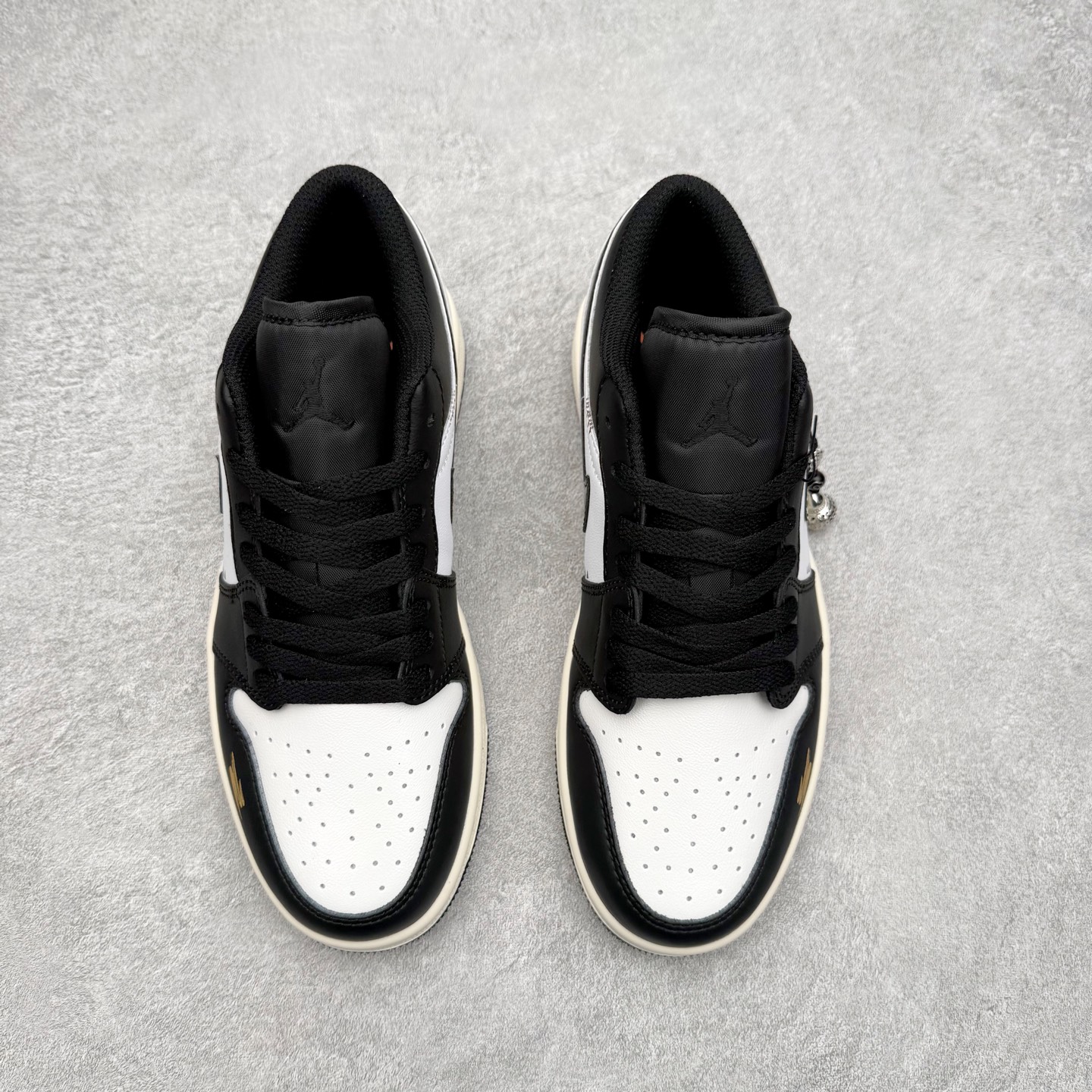 图片[2]-＃K版 Air Jordan AJ1 Low 低帮 553558-040 全新流水线出品 DT版本唯一平替选择 市场第二梯队最强版 全部原鞋开发 原楦原纸板开发 全鞋电脑针车 原厂内置全掌气垫 原盒内在原标 唯一Zp原版鞋带绑法 免检产品 全新2022版型 全头层皮料 完美零毛边处理 原厂配置全掌气垫 价格定位良心 几十个配色陆续出货 实拍调校N版已经零色差零失真 百分百还原实物色彩所见即所得 不存在货不对板色差等低级问题 选购参考实物拍摄 不混卖不参货 只用心做好货严格选品 承诺混一赔十 尺码：36 36.5 37.5 38 38.5 39 40 40.5 41 42 42.5 43 44 44.5 45-选品中心