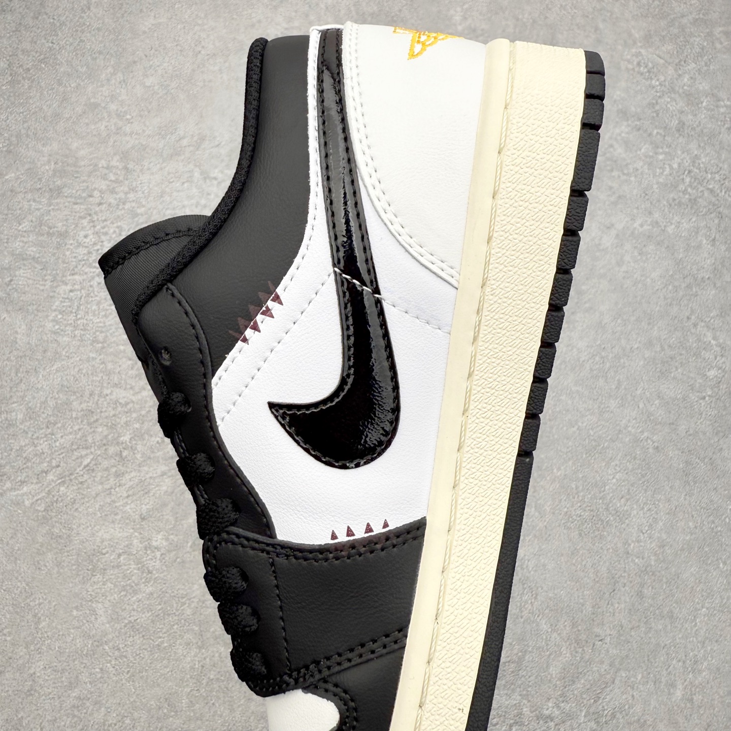 图片[7]-＃K版 Air Jordan AJ1 Low 低帮 553558-040 全新流水线出品 DT版本唯一平替选择 市场第二梯队最强版 全部原鞋开发 原楦原纸板开发 全鞋电脑针车 原厂内置全掌气垫 原盒内在原标 唯一Zp原版鞋带绑法 免检产品 全新2022版型 全头层皮料 完美零毛边处理 原厂配置全掌气垫 价格定位良心 几十个配色陆续出货 实拍调校N版已经零色差零失真 百分百还原实物色彩所见即所得 不存在货不对板色差等低级问题 选购参考实物拍摄 不混卖不参货 只用心做好货严格选品 承诺混一赔十 尺码：36 36.5 37.5 38 38.5 39 40 40.5 41 42 42.5 43 44 44.5 45-选品中心