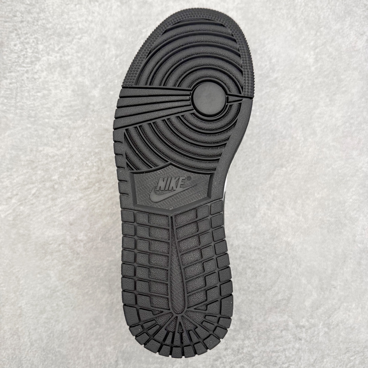 图片[9]-＃K版 Air Jordan AJ1 Low 低帮 553558-040 全新流水线出品 DT版本唯一平替选择 市场第二梯队最强版 全部原鞋开发 原楦原纸板开发 全鞋电脑针车 原厂内置全掌气垫 原盒内在原标 唯一Zp原版鞋带绑法 免检产品 全新2022版型 全头层皮料 完美零毛边处理 原厂配置全掌气垫 价格定位良心 几十个配色陆续出货 实拍调校N版已经零色差零失真 百分百还原实物色彩所见即所得 不存在货不对板色差等低级问题 选购参考实物拍摄 不混卖不参货 只用心做好货严格选品 承诺混一赔十 尺码：36 36.5 37.5 38 38.5 39 40 40.5 41 42 42.5 43 44 44.5 45-选品中心