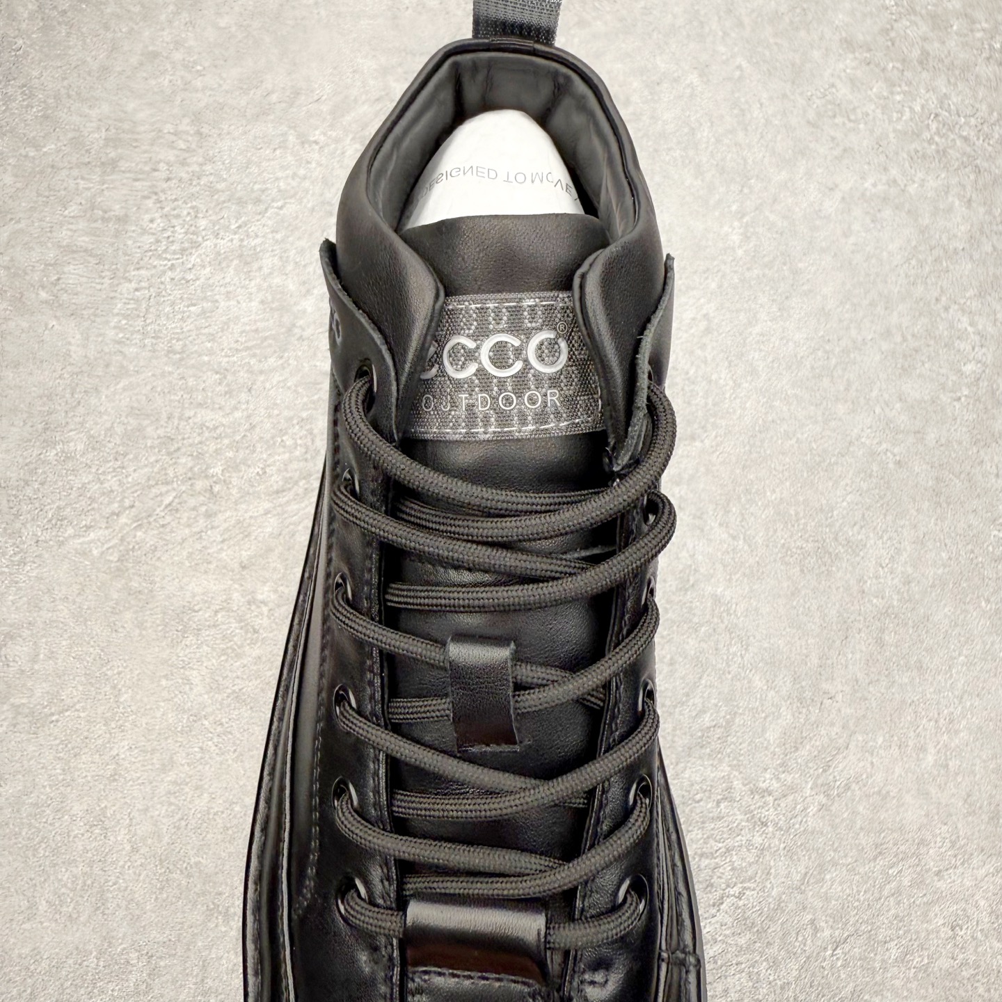 图片[5]-ECCO爱步中高帮男鞋 热门销售款式 城市休闲系列 气质百搭潮酷板鞋 精选牛皮面料 现代品质鞋面设计 纹理自然，细腻柔软 具有良好透气性 舒适保暖 侧前独有LOGO设计 双层牛皮鞋边 坚韧鞋线车边 经典潮流 全新轻量发泡底材与橡胶大底结合 脚感轻盈柔韧 防滑耐磨 抓地力强 时尚潮流休闲 随想假日 尺码：38 39 40 41 42 43 44 （皮鞋码）-选品中心