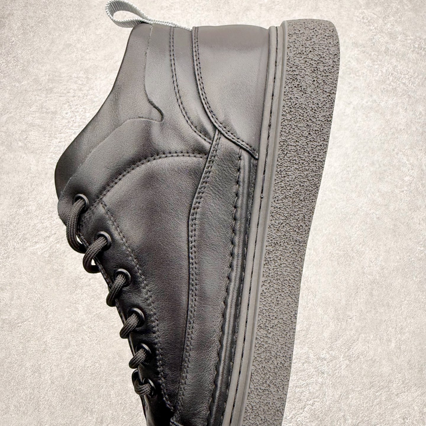 图片[7]-ECCO爱步中高帮男鞋 热门销售款式 城市休闲系列 气质百搭潮酷板鞋 精选牛皮面料 现代品质鞋面设计 纹理自然，细腻柔软 具有良好透气性 舒适保暖 侧前独有LOGO设计 双层牛皮鞋边 坚韧鞋线车边 经典潮流 全新轻量发泡底材与橡胶大底结合 脚感轻盈柔韧 防滑耐磨 抓地力强 时尚潮流休闲 随想假日 尺码：38 39 40 41 42 43 44 （皮鞋码）-选品中心