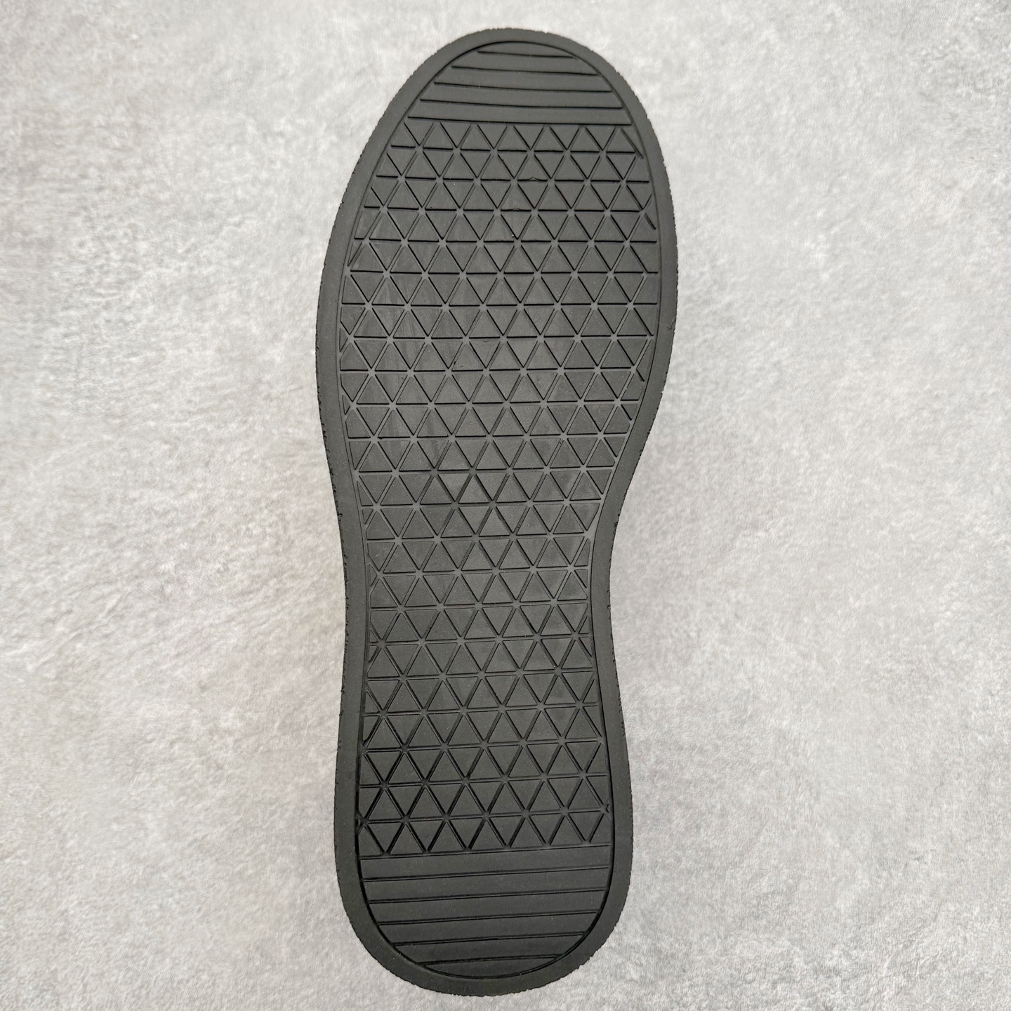 图片[9]-ECCO爱步中高帮男鞋 热门销售款式 城市休闲系列 气质百搭潮酷板鞋 精选牛皮面料 现代品质鞋面设计 纹理自然，细腻柔软 具有良好透气性 舒适保暖 侧前独有LOGO设计 双层牛皮鞋边 坚韧鞋线车边 经典潮流 全新轻量发泡底材与橡胶大底结合 脚感轻盈柔韧 防滑耐磨 抓地力强 时尚潮流休闲 随想假日 尺码：38 39 40 41 42 43 44 （皮鞋码）-选品中心