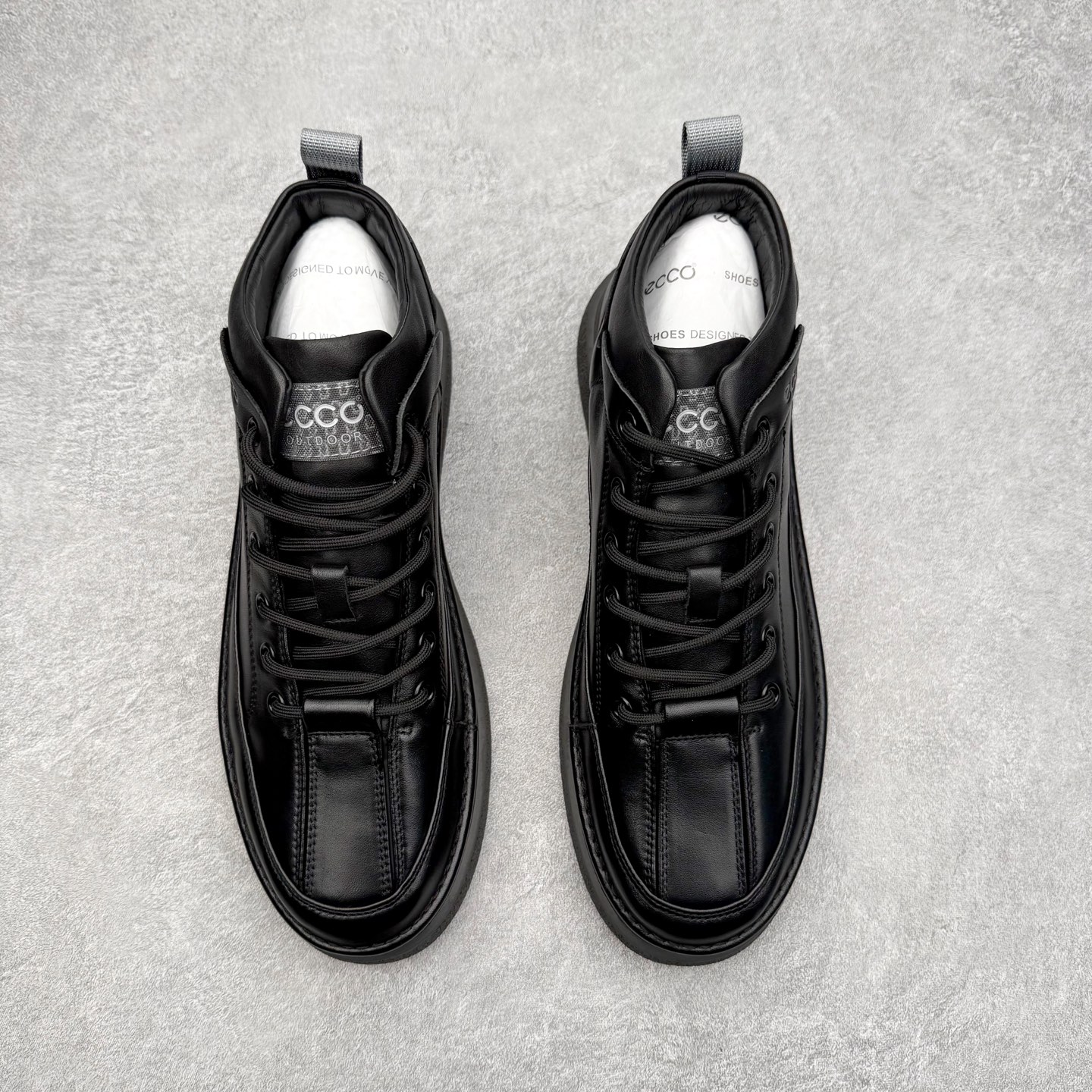 图片[2]-ECCO爱步中高帮男鞋 热门销售款式 城市休闲系列 气质百搭潮酷板鞋 精选牛皮面料 现代品质鞋面设计 纹理自然，细腻柔软 具有良好透气性 舒适保暖 侧前独有LOGO设计 双层牛皮鞋边 坚韧鞋线车边 经典潮流 全新轻量发泡底材与橡胶大底结合 脚感轻盈柔韧 防滑耐磨 抓地力强 时尚潮流休闲 随想假日 尺码：38 39 40 41 42 43 44 （皮鞋码）-选品中心