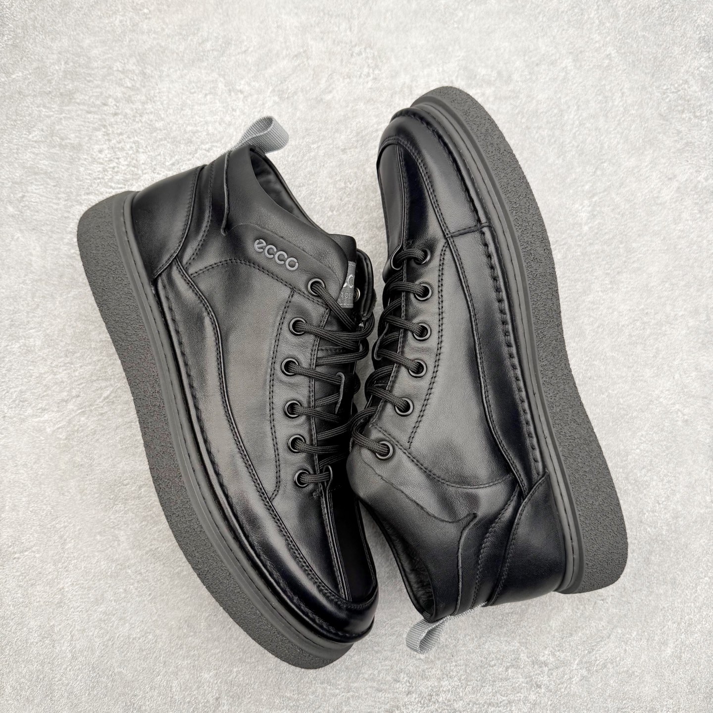 图片[3]-ECCO爱步中高帮男鞋 热门销售款式 城市休闲系列 气质百搭潮酷板鞋 精选牛皮面料 现代品质鞋面设计 纹理自然，细腻柔软 具有良好透气性 舒适保暖 侧前独有LOGO设计 双层牛皮鞋边 坚韧鞋线车边 经典潮流 全新轻量发泡底材与橡胶大底结合 脚感轻盈柔韧 防滑耐磨 抓地力强 时尚潮流休闲 随想假日 尺码：38 39 40 41 42 43 44 （皮鞋码）-选品中心