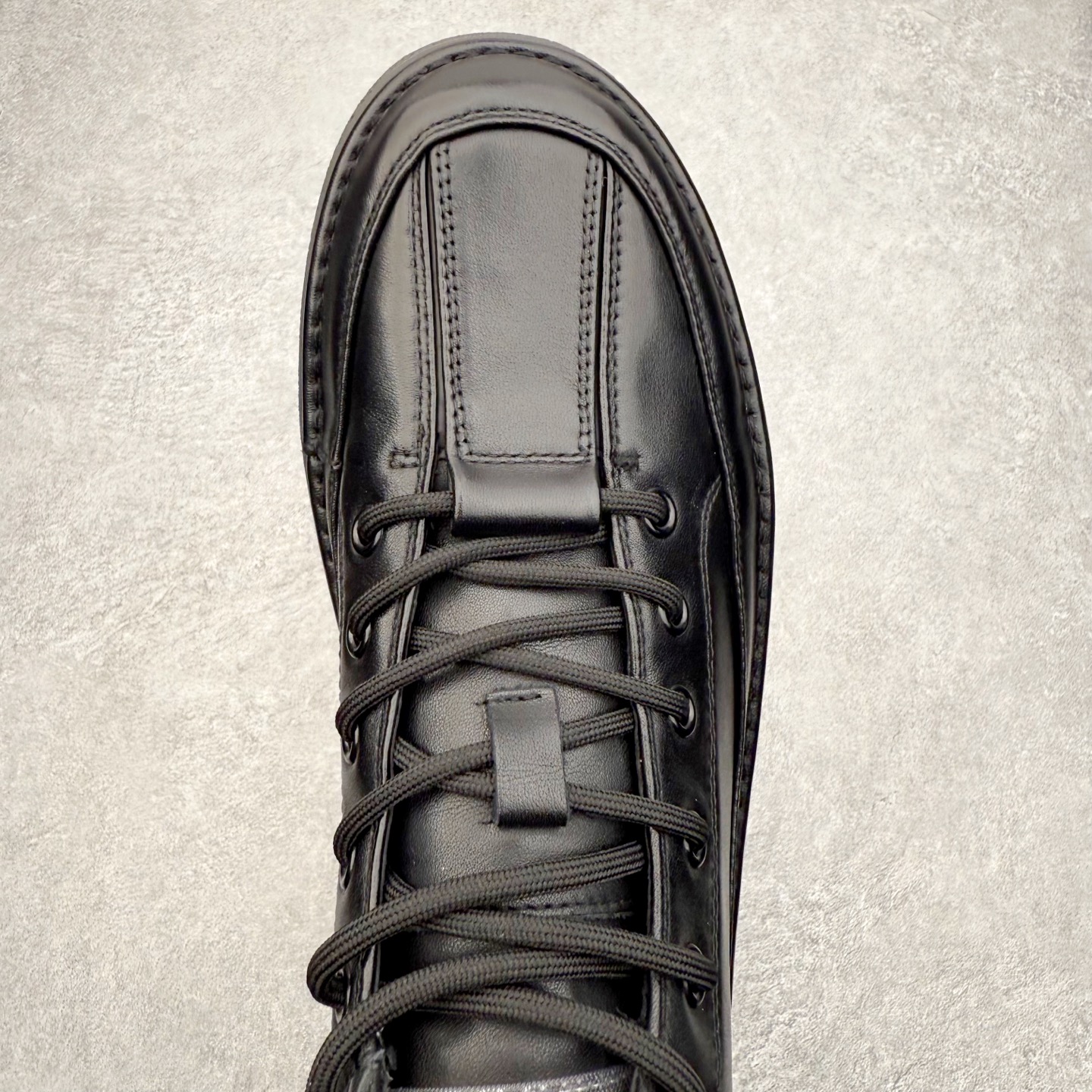 图片[4]-ECCO爱步中高帮男鞋 热门销售款式 城市休闲系列 气质百搭潮酷板鞋 精选牛皮面料 现代品质鞋面设计 纹理自然，细腻柔软 具有良好透气性 舒适保暖 侧前独有LOGO设计 双层牛皮鞋边 坚韧鞋线车边 经典潮流 全新轻量发泡底材与橡胶大底结合 脚感轻盈柔韧 防滑耐磨 抓地力强 时尚潮流休闲 随想假日 尺码：38 39 40 41 42 43 44 （皮鞋码）-选品中心