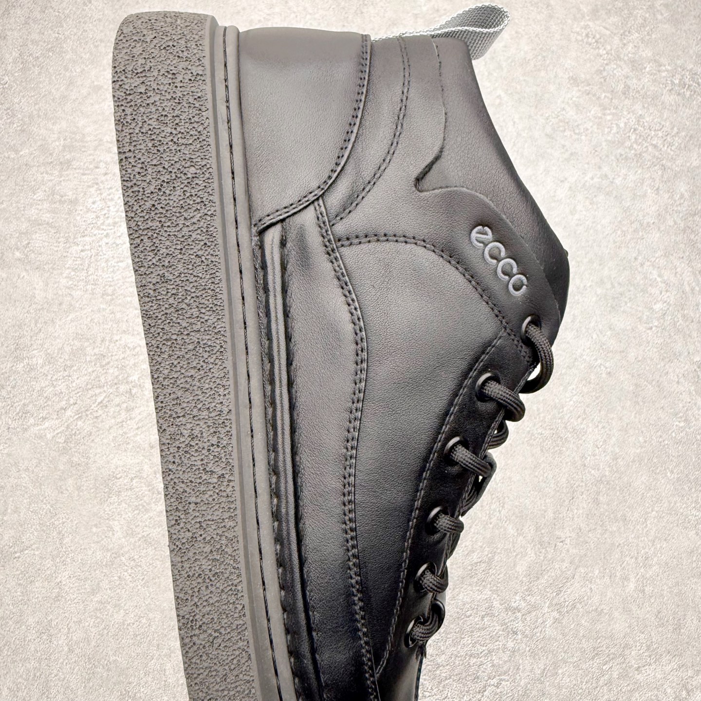 图片[6]-ECCO爱步中高帮男鞋 热门销售款式 城市休闲系列 气质百搭潮酷板鞋 精选牛皮面料 现代品质鞋面设计 纹理自然，细腻柔软 具有良好透气性 舒适保暖 侧前独有LOGO设计 双层牛皮鞋边 坚韧鞋线车边 经典潮流 全新轻量发泡底材与橡胶大底结合 脚感轻盈柔韧 防滑耐磨 抓地力强 时尚潮流休闲 随想假日 尺码：38 39 40 41 42 43 44 （皮鞋码）-选品中心