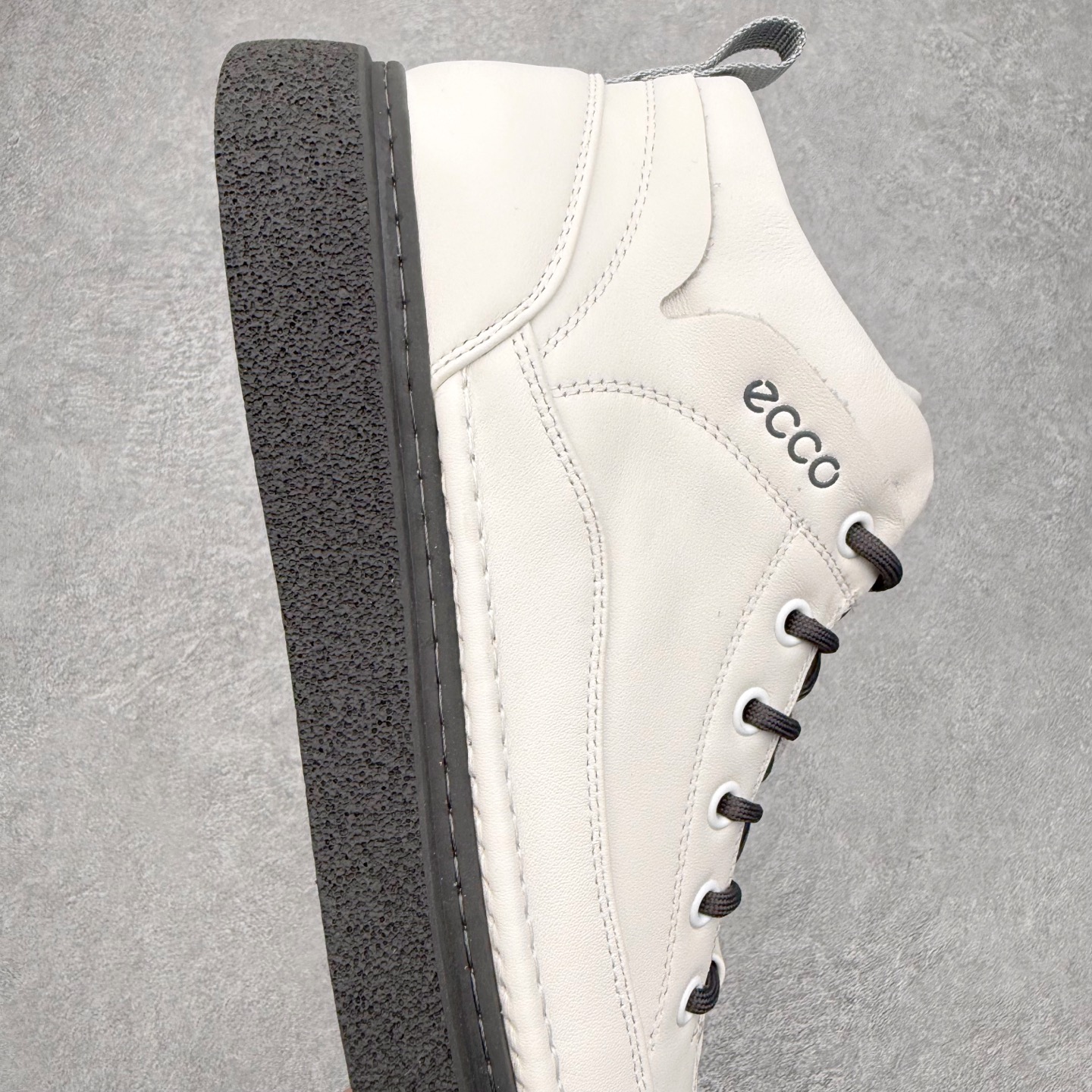 图片[6]-ECCO爱步中高帮男鞋 热门销售款式 城市休闲系列 气质百搭潮酷板鞋 精选牛皮面料 现代品质鞋面设计 纹理自然，细腻柔软 具有良好透气性 舒适保暖 侧前独有LOGO设计 双层牛皮鞋边 坚韧鞋线车边 经典潮流 全新轻量发泡底材与橡胶大底结合 脚感轻盈柔韧 防滑耐磨 抓地力强 时尚潮流休闲 随想假日 尺码：38 39 40 41 42 43 44 （皮鞋码）-选品中心