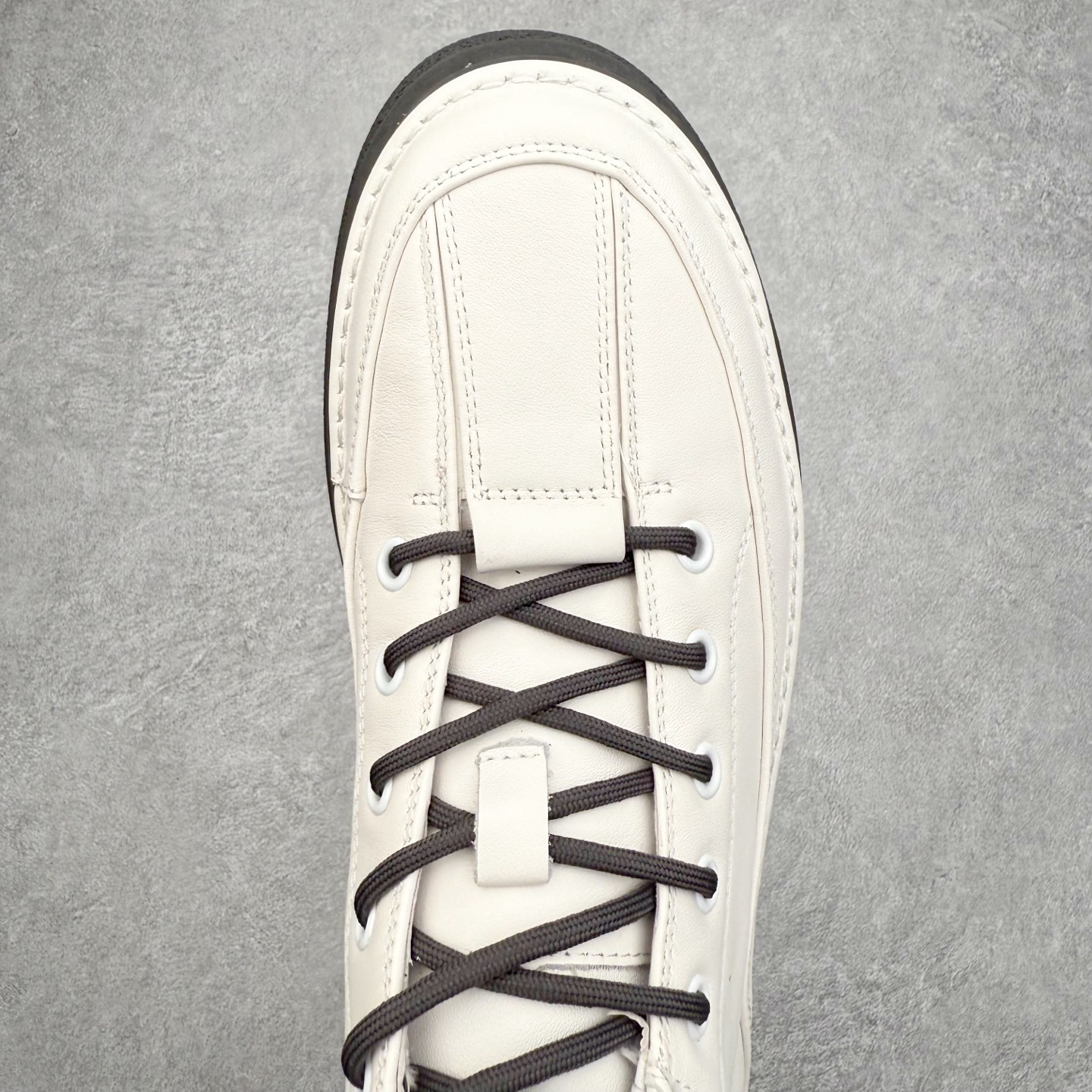 图片[4]-ECCO爱步中高帮男鞋 热门销售款式 城市休闲系列 气质百搭潮酷板鞋 精选牛皮面料 现代品质鞋面设计 纹理自然，细腻柔软 具有良好透气性 舒适保暖 侧前独有LOGO设计 双层牛皮鞋边 坚韧鞋线车边 经典潮流 全新轻量发泡底材与橡胶大底结合 脚感轻盈柔韧 防滑耐磨 抓地力强 时尚潮流休闲 随想假日 尺码：38 39 40 41 42 43 44 （皮鞋码）-选品中心