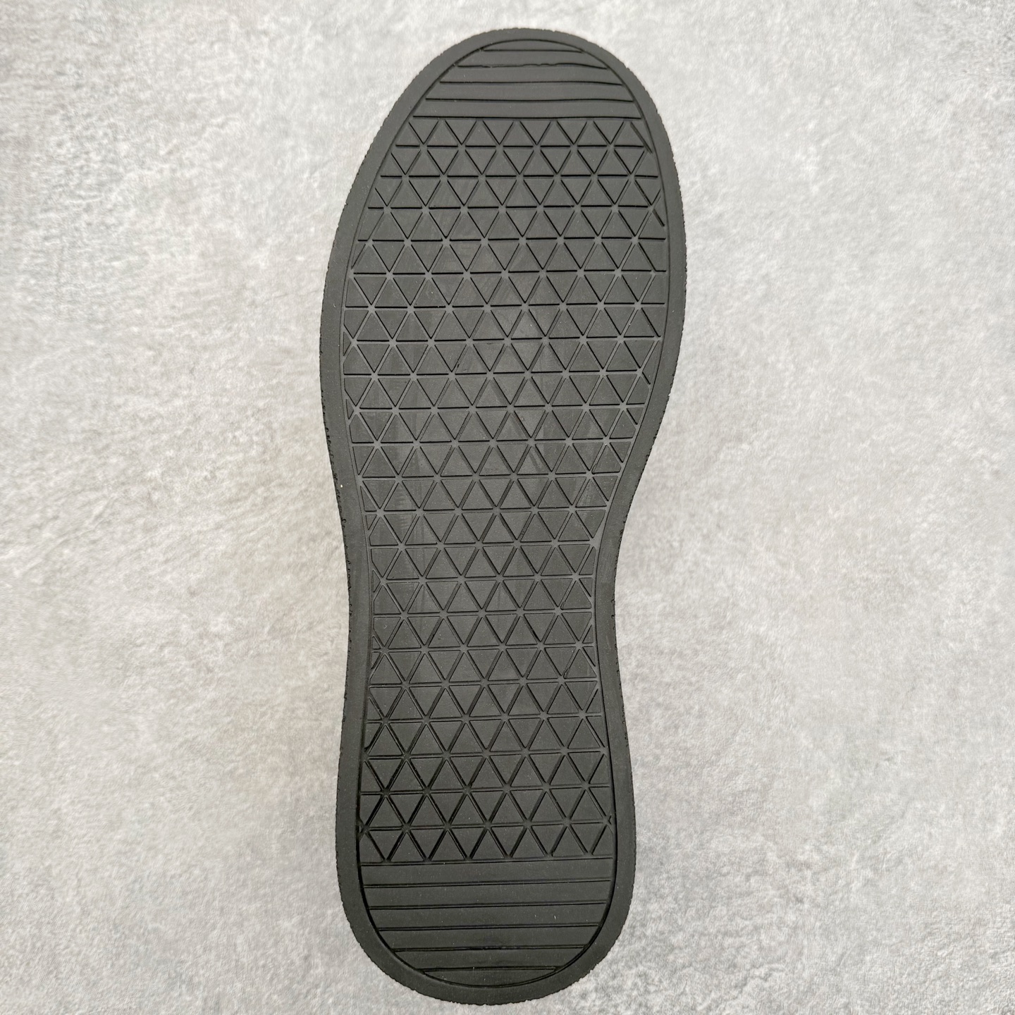 图片[9]-ECCO爱步中高帮男鞋 热门销售款式 城市休闲系列 气质百搭潮酷板鞋 精选牛皮面料 现代品质鞋面设计 纹理自然，细腻柔软 具有良好透气性 舒适保暖 侧前独有LOGO设计 双层牛皮鞋边 坚韧鞋线车边 经典潮流 全新轻量发泡底材与橡胶大底结合 脚感轻盈柔韧 防滑耐磨 抓地力强 时尚潮流休闲 随想假日 尺码：38 39 40 41 42 43 44 （皮鞋码）-选品中心