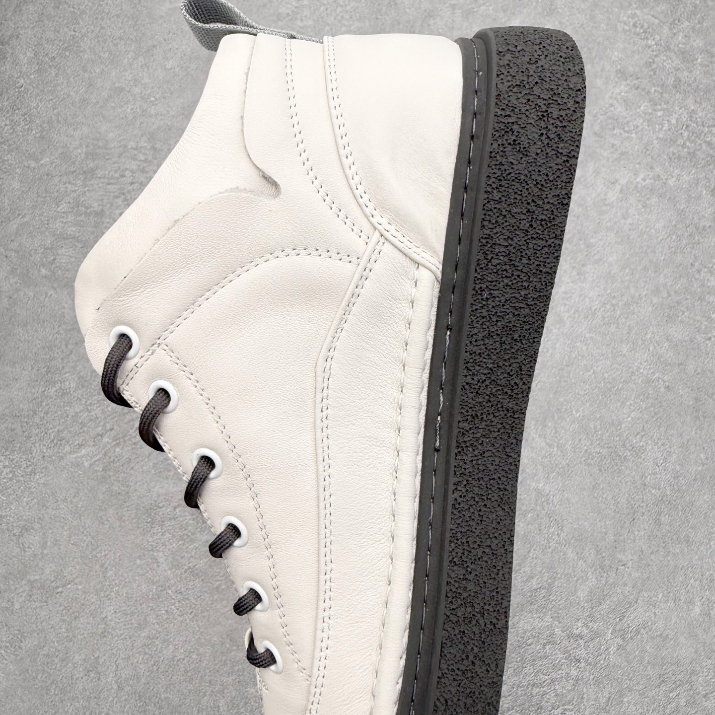 图片[7]-ECCO爱步中高帮男鞋 热门销售款式 城市休闲系列 气质百搭潮酷板鞋 精选牛皮面料 现代品质鞋面设计 纹理自然，细腻柔软 具有良好透气性 舒适保暖 侧前独有LOGO设计 双层牛皮鞋边 坚韧鞋线车边 经典潮流 全新轻量发泡底材与橡胶大底结合 脚感轻盈柔韧 防滑耐磨 抓地力强 时尚潮流休闲 随想假日 尺码：38 39 40 41 42 43 44 （皮鞋码）-选品中心