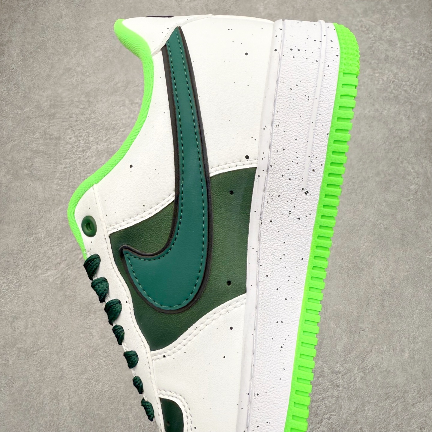 图片[7]-NK Air Force 1´07 Low 空军一号低帮百搭休闲运动板鞋 IU7613-100 柔软、弹性十足的缓震性能和出色的中底设计 横跨复古与现代的外型结合 造就出风靡全球 三十多年的Force 1 直到今天还深受青睐 实拍调校N版已经零色差零失真 百分百还原实物色彩所见即所得 不存在货不对板色差等低级问题 选购参考实物拍摄 不混卖不参货 只用心做好货严格选品 承诺混一赔十 尺码：36 36.5 37.5 38 38.5 39 40 40.5 41 42 42.5 43 44 44.5 45-选品中心