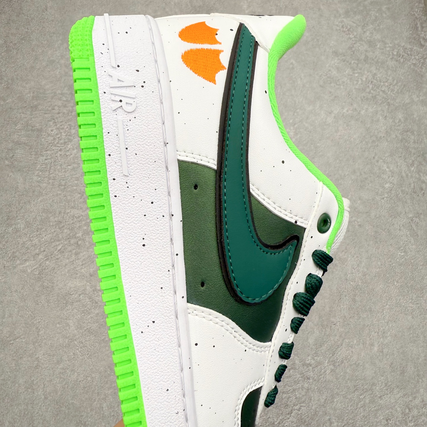 图片[6]-NK Air Force 1´07 Low 空军一号低帮百搭休闲运动板鞋 IU7613-100 柔软、弹性十足的缓震性能和出色的中底设计 横跨复古与现代的外型结合 造就出风靡全球 三十多年的Force 1 直到今天还深受青睐 实拍调校N版已经零色差零失真 百分百还原实物色彩所见即所得 不存在货不对板色差等低级问题 选购参考实物拍摄 不混卖不参货 只用心做好货严格选品 承诺混一赔十 尺码：36 36.5 37.5 38 38.5 39 40 40.5 41 42 42.5 43 44 44.5 45-选品中心