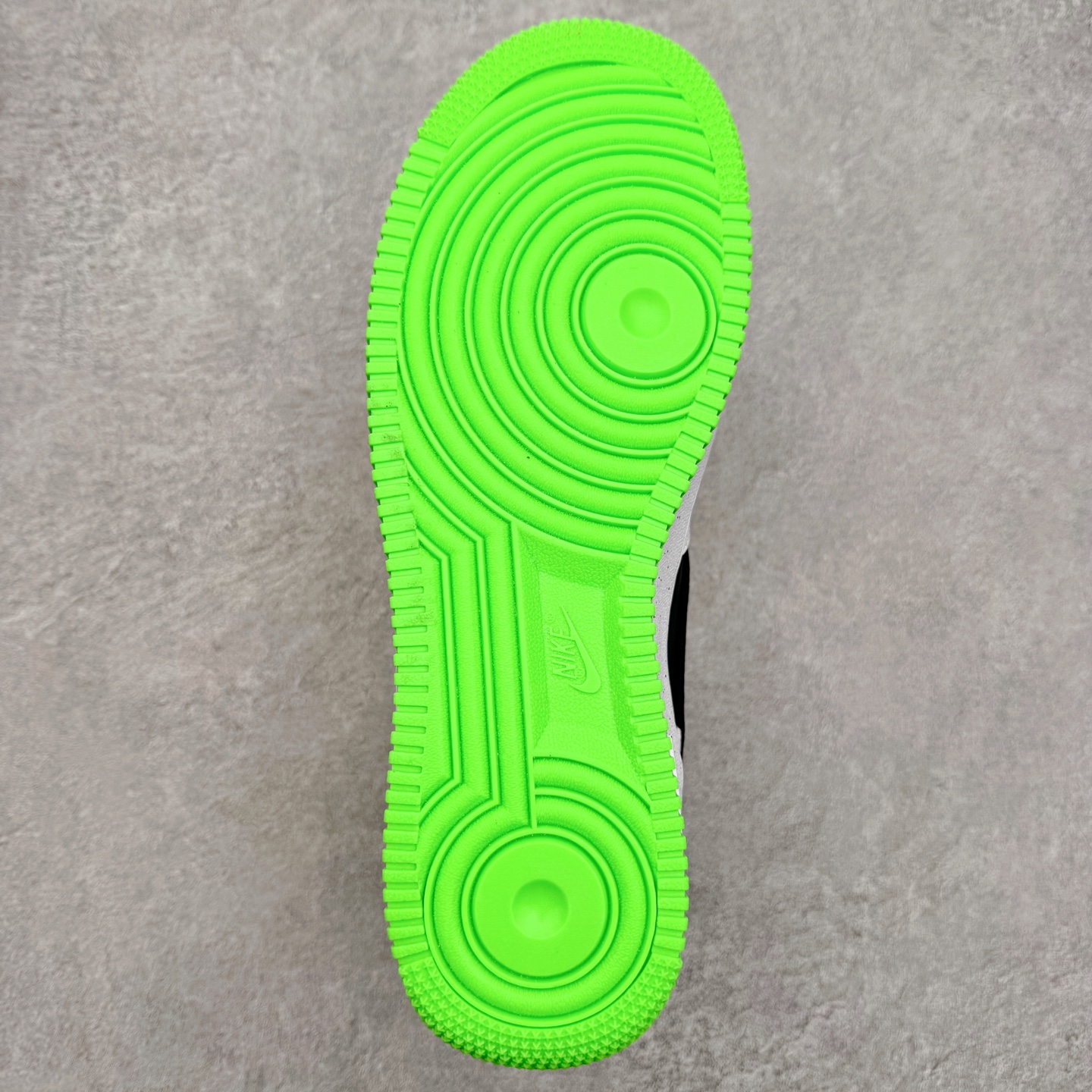 图片[9]-NK Air Force 1´07 Low 空军一号低帮百搭休闲运动板鞋 IU7613-100 柔软、弹性十足的缓震性能和出色的中底设计 横跨复古与现代的外型结合 造就出风靡全球 三十多年的Force 1 直到今天还深受青睐 实拍调校N版已经零色差零失真 百分百还原实物色彩所见即所得 不存在货不对板色差等低级问题 选购参考实物拍摄 不混卖不参货 只用心做好货严格选品 承诺混一赔十 尺码：36 36.5 37.5 38 38.5 39 40 40.5 41 42 42.5 43 44 44.5 45-选品中心