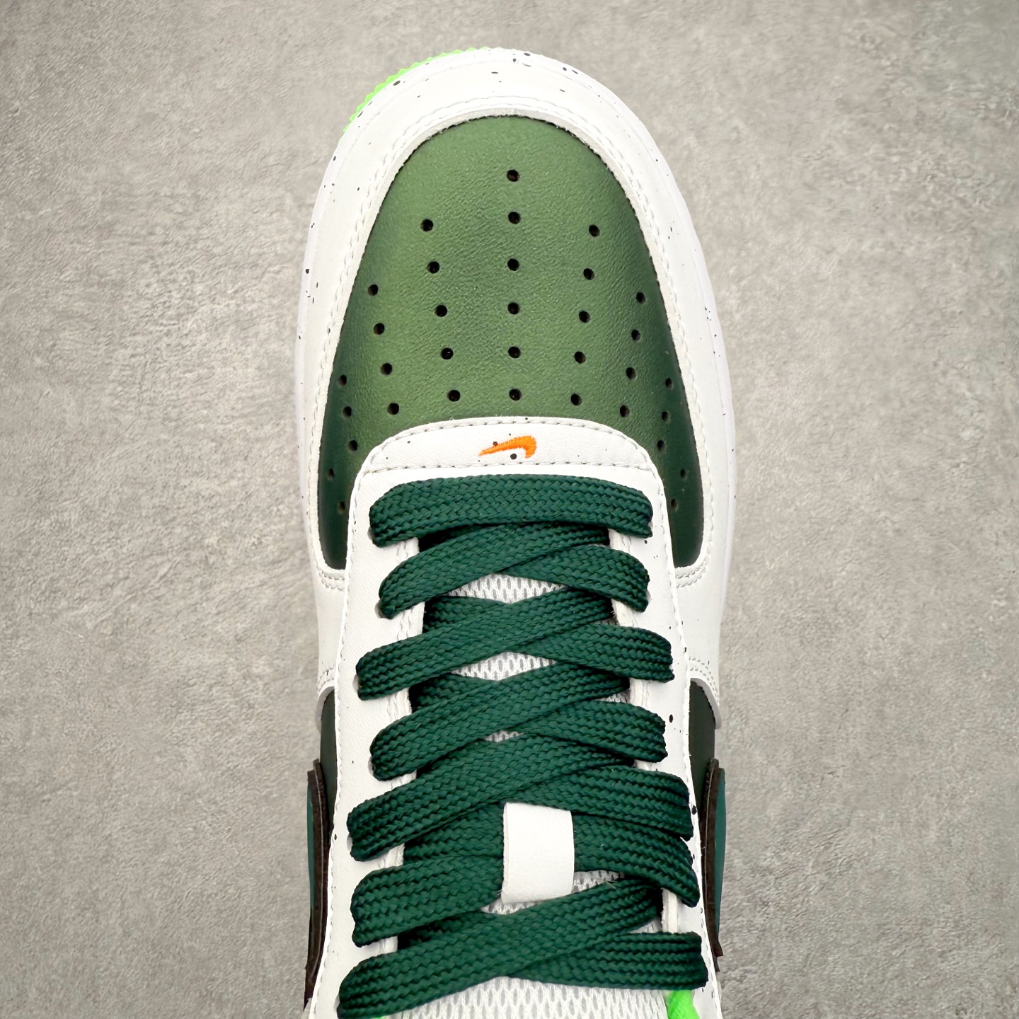 图片[4]-NK Air Force 1´07 Low 空军一号低帮百搭休闲运动板鞋 IU7613-100 柔软、弹性十足的缓震性能和出色的中底设计 横跨复古与现代的外型结合 造就出风靡全球 三十多年的Force 1 直到今天还深受青睐 实拍调校N版已经零色差零失真 百分百还原实物色彩所见即所得 不存在货不对板色差等低级问题 选购参考实物拍摄 不混卖不参货 只用心做好货严格选品 承诺混一赔十 尺码：36 36.5 37.5 38 38.5 39 40 40.5 41 42 42.5 43 44 44.5 45-选品中心