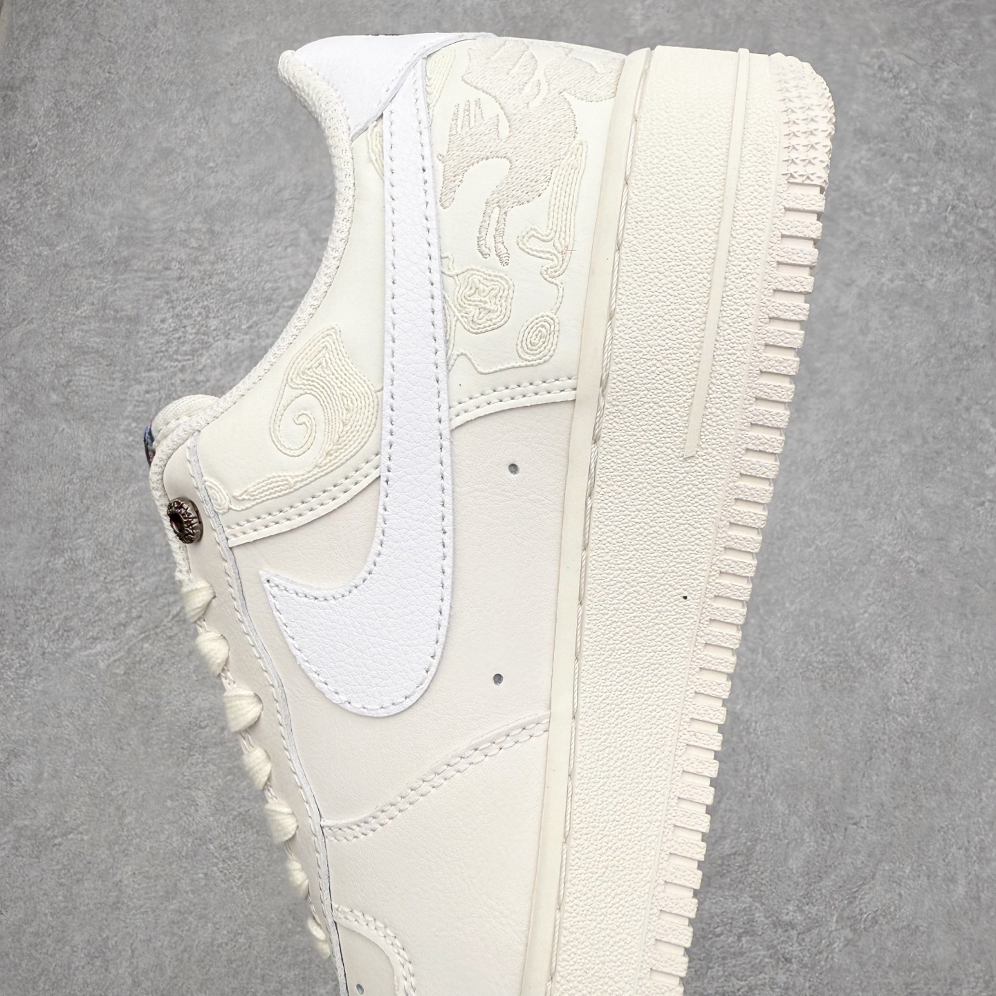 图片[7]-NK Air Force 1´07 Low 空军一号低帮百搭休闲运动板鞋 IQ1119-011 柔软、弹性十足的缓震性能和出色的中底设计 横跨复古与现代的外型结合 造就出风靡全球 三十多年的Force 1 直到今天还深受青睐 实拍调校N版已经零色差零失真 百分百还原实物色彩所见即所得 不存在货不对板色差等低级问题 选购参考实物拍摄 不混卖不参货 只用心做好货严格选品 承诺混一赔十 尺码：36 36.5 37.5 38 38.5 39 40 40.5 41 42 42.5 43 44 44.5 45-选品中心