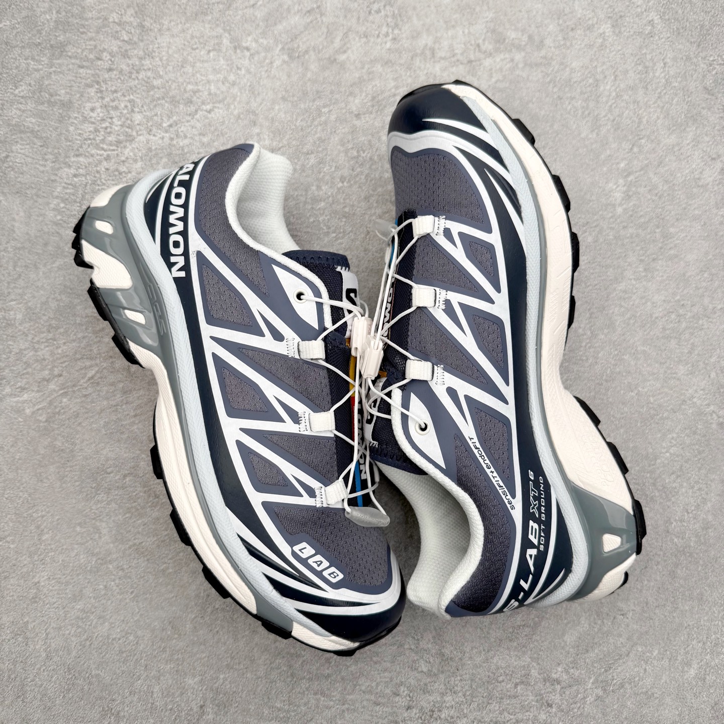 图片[3]-Salomon XT-6 萨洛蒙复古潮流户外机能登山跑鞋 纯原外贸平台特供订单 耗时半年巨作 全套原纸板楦头开发 原厂特供网布配套加持 确保原汁原味 完美呈现版型 原档数据独家私模五层组合大底 男女鞋同步官方开发至46.5 原装Ortholite轻量化鞋垫 中底布带钢印编号 原厂TPU锁扣 进口港宝加持 后跟自然饱满 还原公司包裹性 鞋面以“锯齿”状的包裹系统呈现 在基色底之下加入了各种色点缀 将公司的最新技术和时尚前卫的造型融入耐用的长跑款式中 鞋面由 TPU 薄膜制成 并焊接在高耐磨网眼上 使其既时尚又坚固 由 ACS底盘支撑 可增强稳定性和支撑力 以及由橡胶凸耳 Contragrip外底覆盖的 EVA 缓冲中底 旨在应对崎岖的地形 鞋舌上的彩色Salomon 标签、Quicklace 系统以及鞋头、鞋舌和鞋跟上的附加品牌使细节更加完美 让穿着者可以轻松驾驭户外与通勤下的任何运动生活场景 无缝鞋身户外随意纵横 颜值与脚感兼备 出街通勤 绝对非常吸睛 你值得拥有 尺码：36 36.5 37.5 38 38.5 39 40 40.5 41 42 42.5 43 44 44.5 45 注意：偏小1码-选品中心