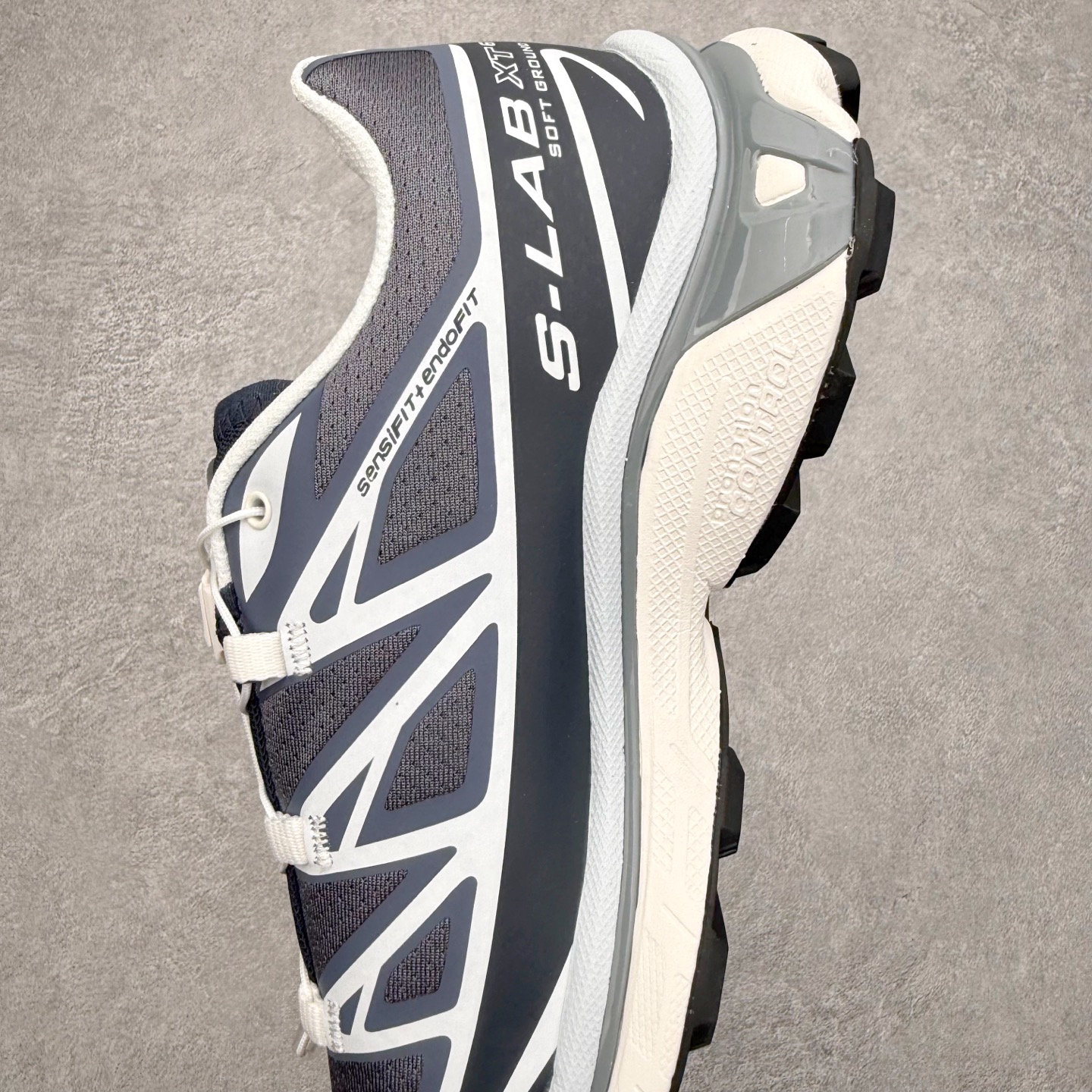 图片[7]-Salomon XT-6 萨洛蒙复古潮流户外机能登山跑鞋 纯原外贸平台特供订单 耗时半年巨作 全套原纸板楦头开发 原厂特供网布配套加持 确保原汁原味 完美呈现版型 原档数据独家私模五层组合大底 男女鞋同步官方开发至46.5 原装Ortholite轻量化鞋垫 中底布带钢印编号 原厂TPU锁扣 进口港宝加持 后跟自然饱满 还原公司包裹性 鞋面以“锯齿”状的包裹系统呈现 在基色底之下加入了各种色点缀 将公司的最新技术和时尚前卫的造型融入耐用的长跑款式中 鞋面由 TPU 薄膜制成 并焊接在高耐磨网眼上 使其既时尚又坚固 由 ACS底盘支撑 可增强稳定性和支撑力 以及由橡胶凸耳 Contragrip外底覆盖的 EVA 缓冲中底 旨在应对崎岖的地形 鞋舌上的彩色Salomon 标签、Quicklace 系统以及鞋头、鞋舌和鞋跟上的附加品牌使细节更加完美 让穿着者可以轻松驾驭户外与通勤下的任何运动生活场景 无缝鞋身户外随意纵横 颜值与脚感兼备 出街通勤 绝对非常吸睛 你值得拥有 尺码：36 36.5 37.5 38 38.5 39 40 40.5 41 42 42.5 43 44 44.5 45 注意：偏小1码-选品中心