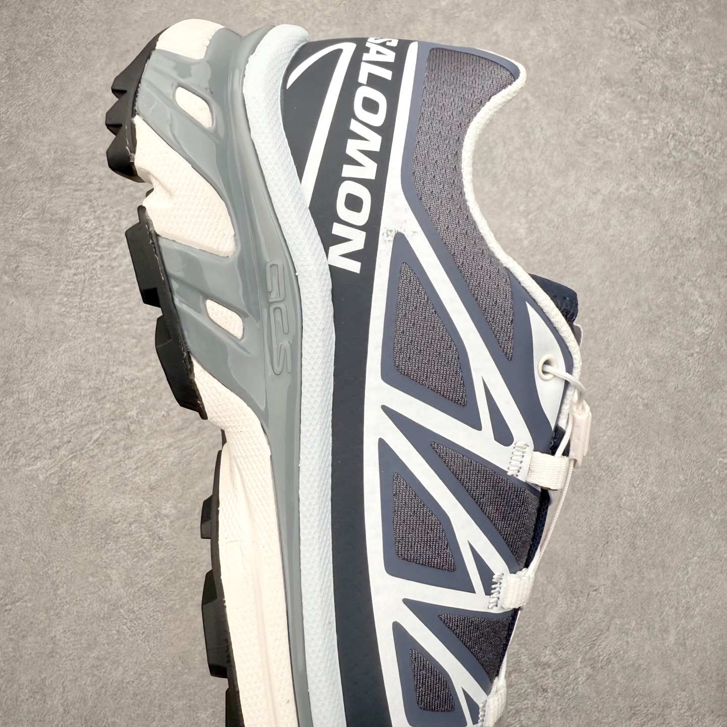 图片[6]-Salomon XT-6 萨洛蒙复古潮流户外机能登山跑鞋 纯原外贸平台特供订单 耗时半年巨作 全套原纸板楦头开发 原厂特供网布配套加持 确保原汁原味 完美呈现版型 原档数据独家私模五层组合大底 男女鞋同步官方开发至46.5 原装Ortholite轻量化鞋垫 中底布带钢印编号 原厂TPU锁扣 进口港宝加持 后跟自然饱满 还原公司包裹性 鞋面以“锯齿”状的包裹系统呈现 在基色底之下加入了各种色点缀 将公司的最新技术和时尚前卫的造型融入耐用的长跑款式中 鞋面由 TPU 薄膜制成 并焊接在高耐磨网眼上 使其既时尚又坚固 由 ACS底盘支撑 可增强稳定性和支撑力 以及由橡胶凸耳 Contragrip外底覆盖的 EVA 缓冲中底 旨在应对崎岖的地形 鞋舌上的彩色Salomon 标签、Quicklace 系统以及鞋头、鞋舌和鞋跟上的附加品牌使细节更加完美 让穿着者可以轻松驾驭户外与通勤下的任何运动生活场景 无缝鞋身户外随意纵横 颜值与脚感兼备 出街通勤 绝对非常吸睛 你值得拥有 尺码：36 36.5 37.5 38 38.5 39 40 40.5 41 42 42.5 43 44 44.5 45 注意：偏小1码-选品中心