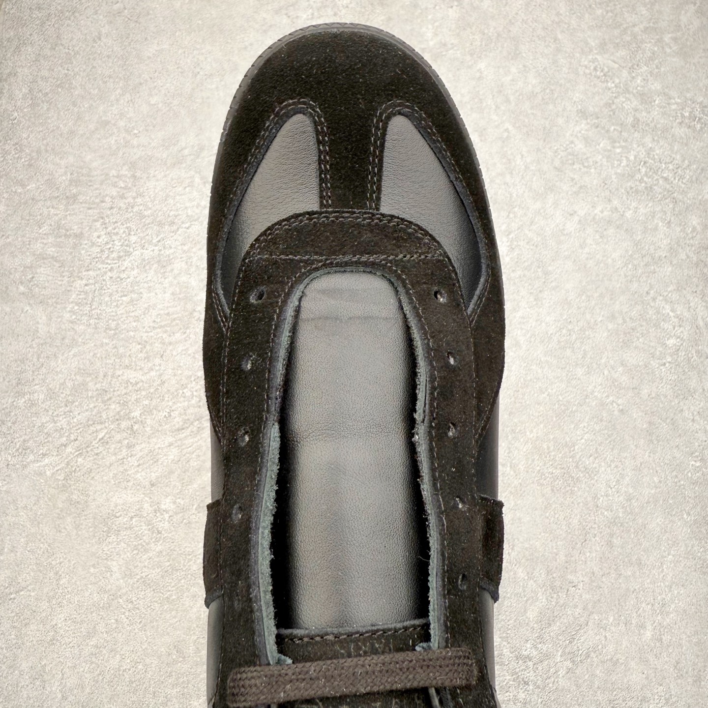 图片[4]-＃GD广顶 Maison Margiela Calfskin Replica 马吉拉复古低帮时尚德训鞋 上万点击率爆款 高端零售专供批次 全套原楦原纸板原厂数据开发 全鞋荧光划线卡点 胶水把控整洁度追求极致完美 多重QC质检 超越公司货的品控标准 实实在在的免检产品 原盒原配防尘袋购物卡 全网唯一正确0-23数字排版 一比一间距字体 内里全头层小羊皮 原版防滑鞋底设计 灰色翻毛牛皮 白色细纹贝利头层皮 依照原版逐帧开发 原装淡粉纸板中底带编号钢印 尺码：35 36 36.5 37 38 39 40 41 42 42.5 43 44 44.5 45-选品中心