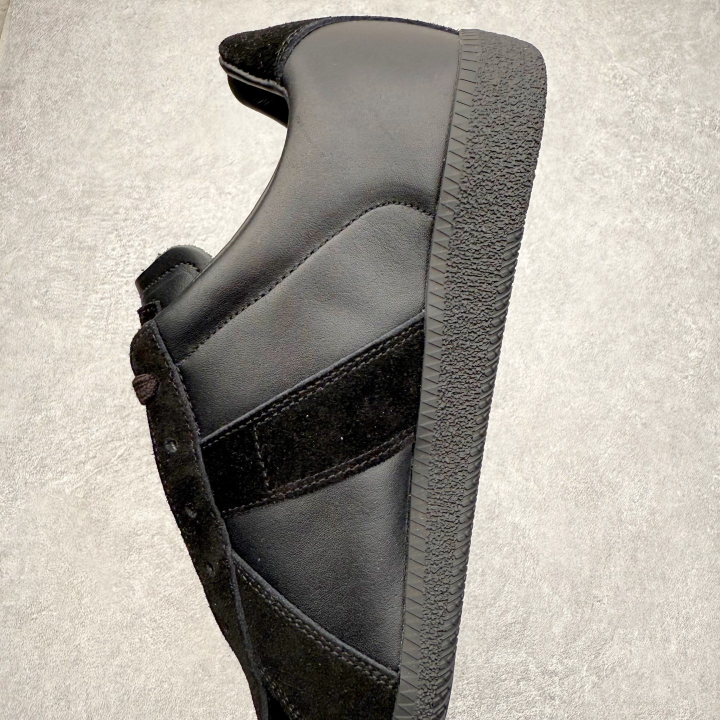 图片[7]-＃GD广顶 Maison Margiela Calfskin Replica 马吉拉复古低帮时尚德训鞋 上万点击率爆款 高端零售专供批次 全套原楦原纸板原厂数据开发 全鞋荧光划线卡点 胶水把控整洁度追求极致完美 多重QC质检 超越公司货的品控标准 实实在在的免检产品 原盒原配防尘袋购物卡 全网唯一正确0-23数字排版 一比一间距字体 内里全头层小羊皮 原版防滑鞋底设计 灰色翻毛牛皮 白色细纹贝利头层皮 依照原版逐帧开发 原装淡粉纸板中底带编号钢印 尺码：35 36 36.5 37 38 39 40 41 42 42.5 43 44 44.5 45-选品中心