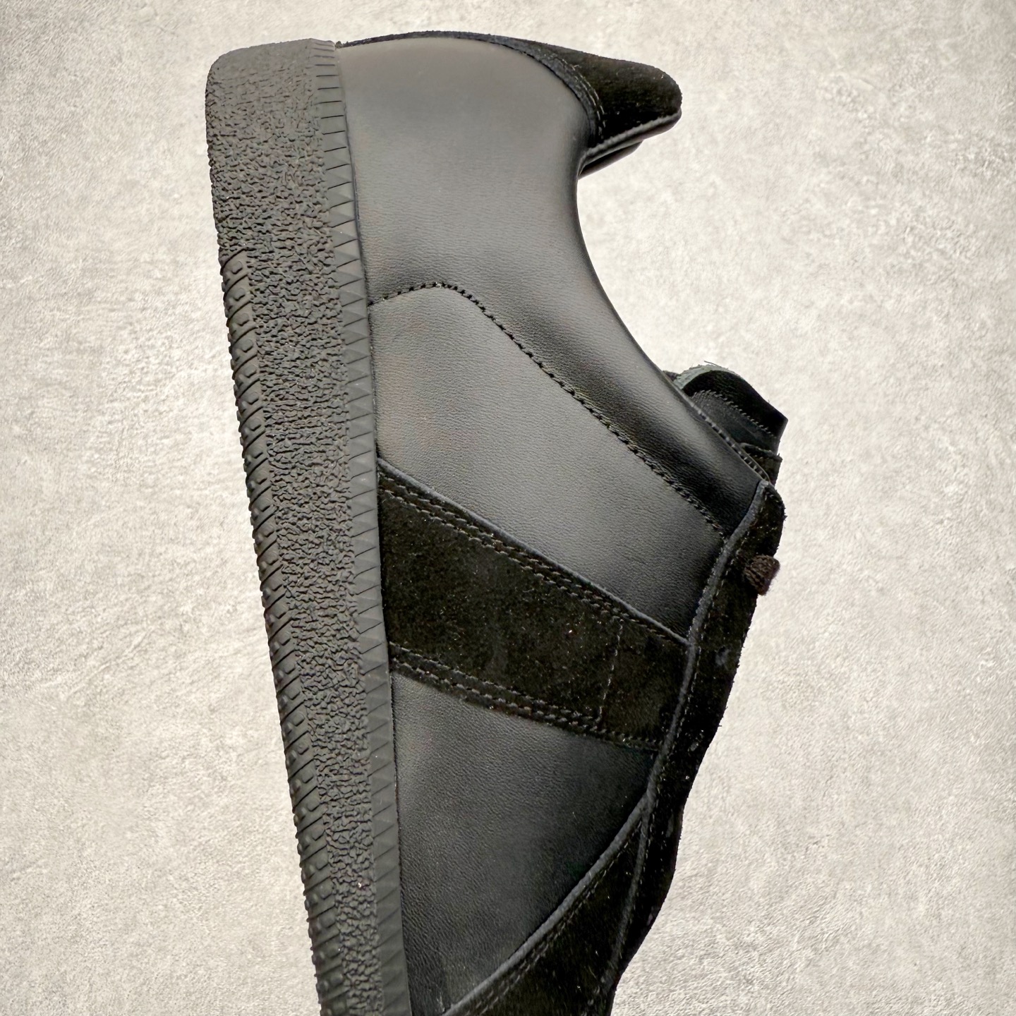 图片[6]-＃GD广顶 Maison Margiela Calfskin Replica 马吉拉复古低帮时尚德训鞋 上万点击率爆款 高端零售专供批次 全套原楦原纸板原厂数据开发 全鞋荧光划线卡点 胶水把控整洁度追求极致完美 多重QC质检 超越公司货的品控标准 实实在在的免检产品 原盒原配防尘袋购物卡 全网唯一正确0-23数字排版 一比一间距字体 内里全头层小羊皮 原版防滑鞋底设计 灰色翻毛牛皮 白色细纹贝利头层皮 依照原版逐帧开发 原装淡粉纸板中底带编号钢印 尺码：35 36 36.5 37 38 39 40 41 42 42.5 43 44 44.5 45-选品中心