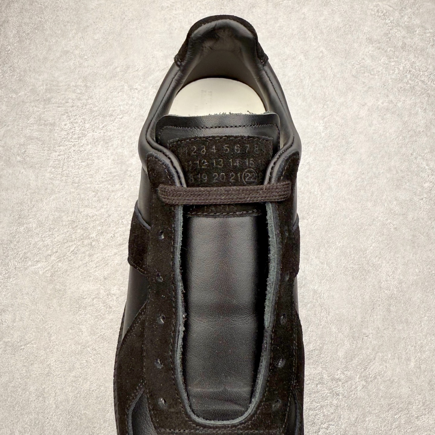 图片[5]-＃GD广顶 Maison Margiela Calfskin Replica 马吉拉复古低帮时尚德训鞋 上万点击率爆款 高端零售专供批次 全套原楦原纸板原厂数据开发 全鞋荧光划线卡点 胶水把控整洁度追求极致完美 多重QC质检 超越公司货的品控标准 实实在在的免检产品 原盒原配防尘袋购物卡 全网唯一正确0-23数字排版 一比一间距字体 内里全头层小羊皮 原版防滑鞋底设计 灰色翻毛牛皮 白色细纹贝利头层皮 依照原版逐帧开发 原装淡粉纸板中底带编号钢印 尺码：35 36 36.5 37 38 39 40 41 42 42.5 43 44 44.5 45-选品中心