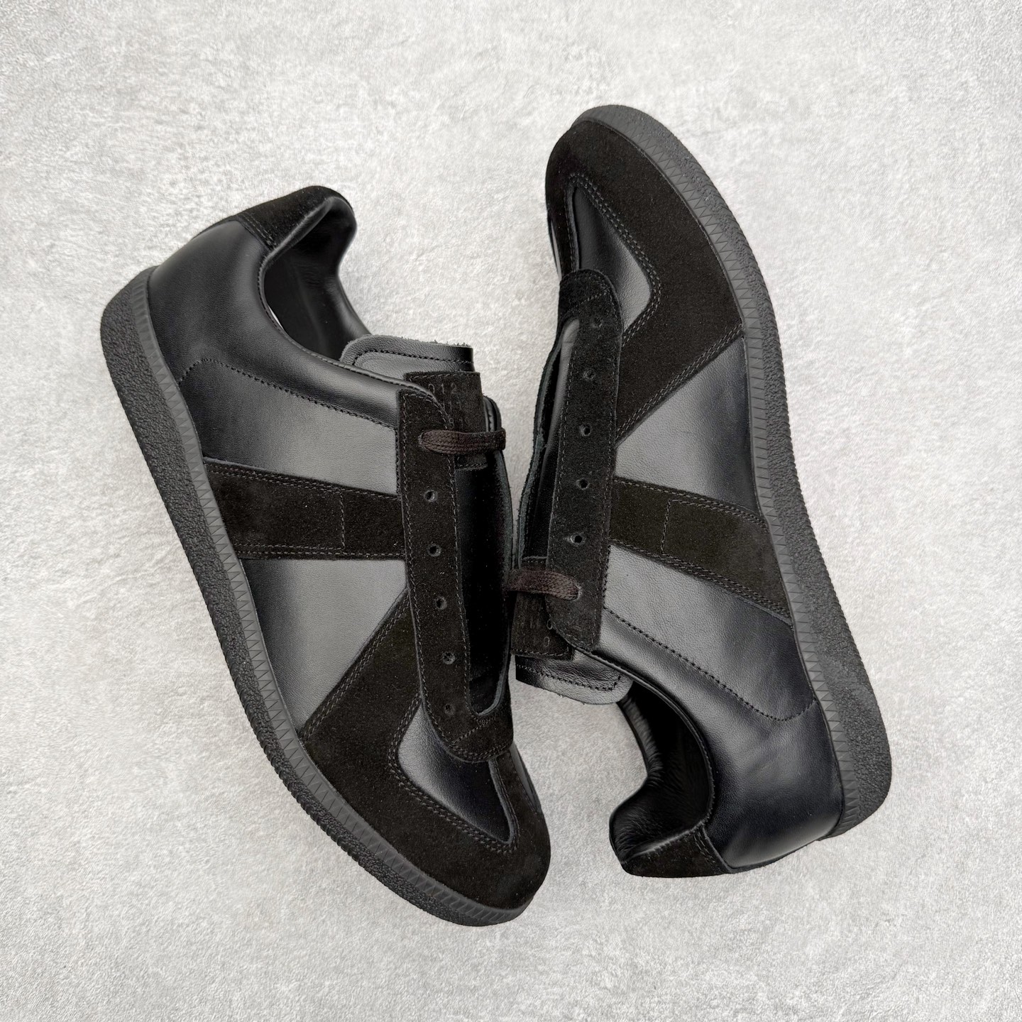 图片[3]-＃GD广顶 Maison Margiela Calfskin Replica 马吉拉复古低帮时尚德训鞋 上万点击率爆款 高端零售专供批次 全套原楦原纸板原厂数据开发 全鞋荧光划线卡点 胶水把控整洁度追求极致完美 多重QC质检 超越公司货的品控标准 实实在在的免检产品 原盒原配防尘袋购物卡 全网唯一正确0-23数字排版 一比一间距字体 内里全头层小羊皮 原版防滑鞋底设计 灰色翻毛牛皮 白色细纹贝利头层皮 依照原版逐帧开发 原装淡粉纸板中底带编号钢印 尺码：35 36 36.5 37 38 39 40 41 42 42.5 43 44 44.5 45-选品中心